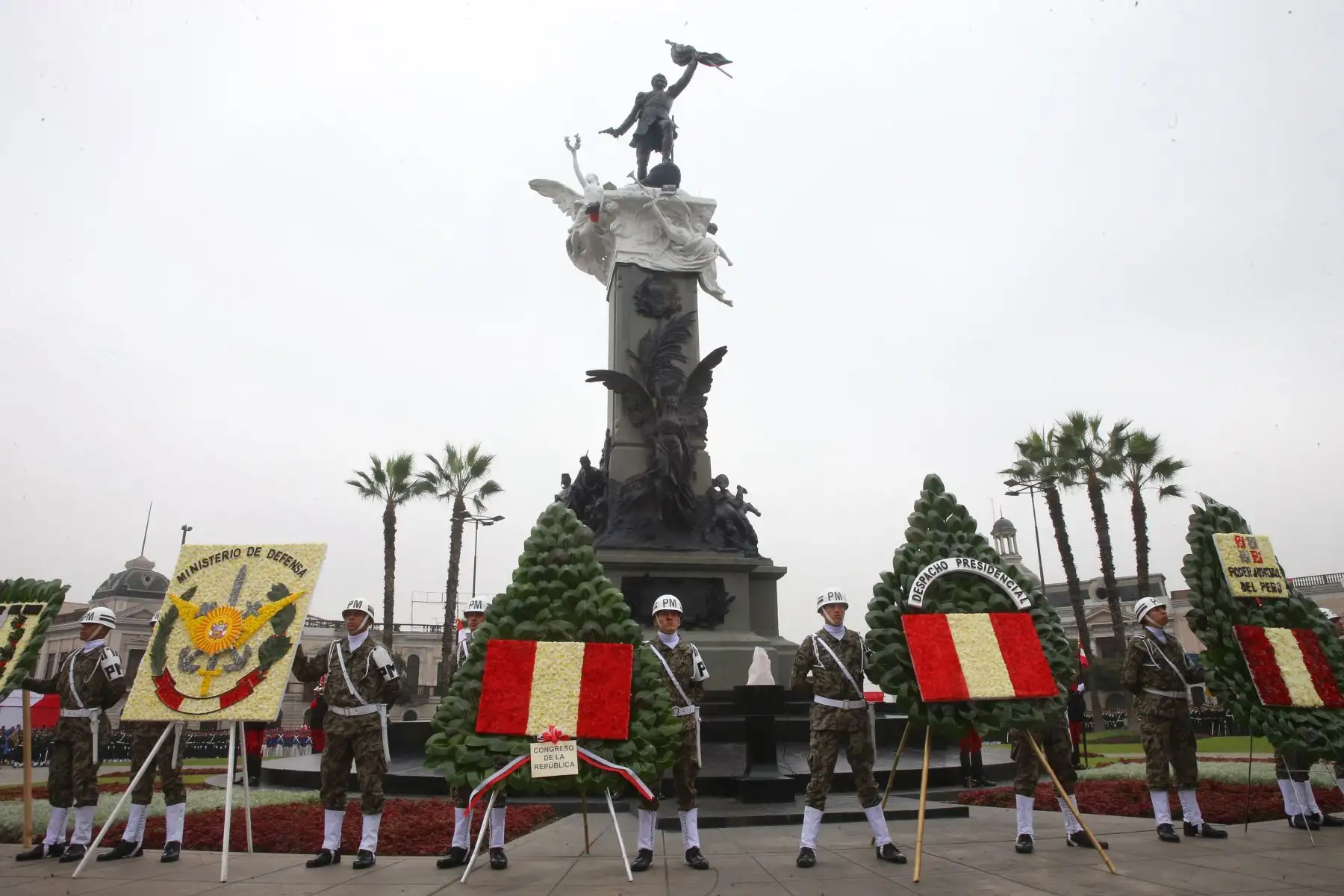 El presidente Martin Vizcarra y el ministro del Mindef, José Huertas, participan de la ceremonia por el 138.° aniversario de la Batalla de Arica y de Renovación del Juramento de Fidelidad a la Bandera, que se realiza en la Plaza Bolognesi. Foto: ANDINA/Prensa Presidencia