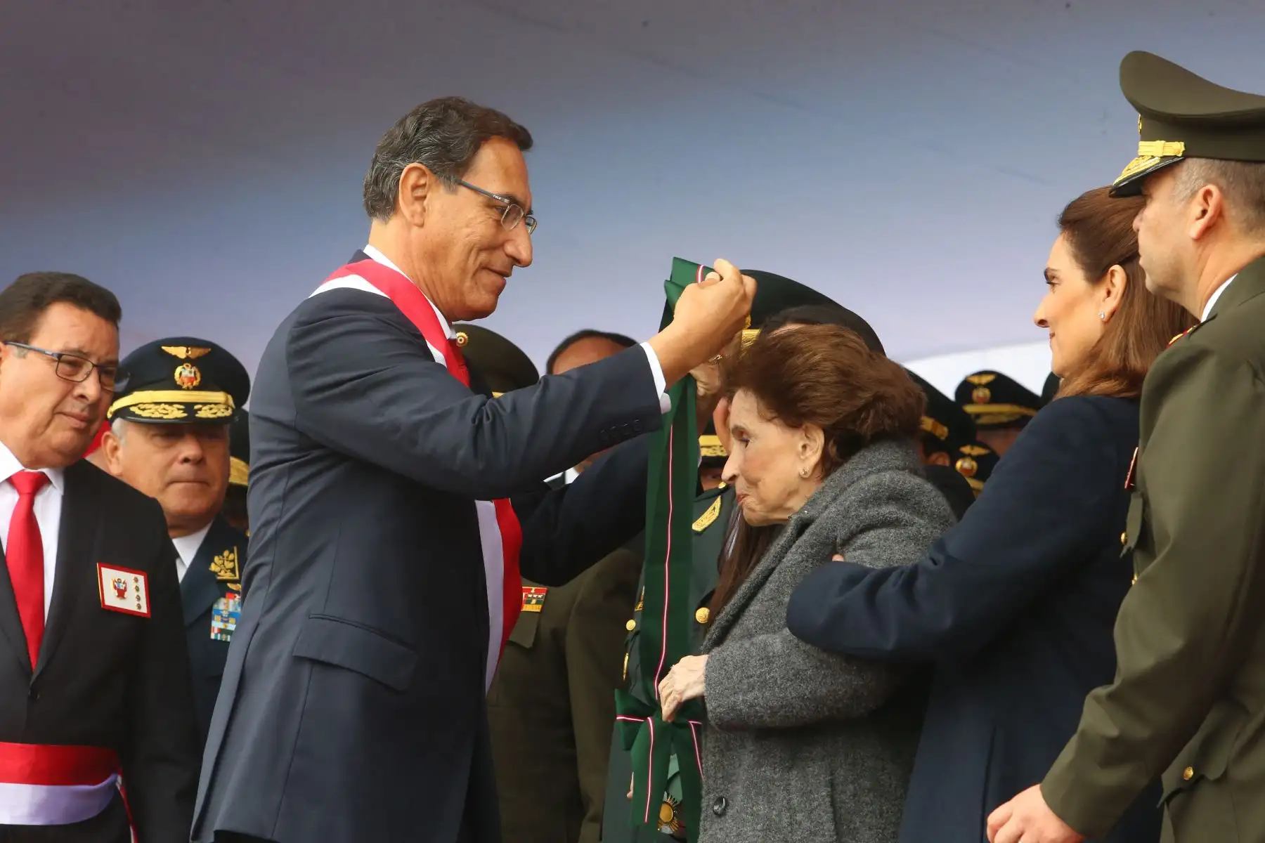 El presidente Martin Vizcarra, participa en la ceremonia por el 138.° aniversario de la Batalla de Arica y de Renovación del Juramento de Fidelidad a la Bandera, que se realiza en la Plaza Bolognesi. Foto: ANDINA/Prensa Presidencia