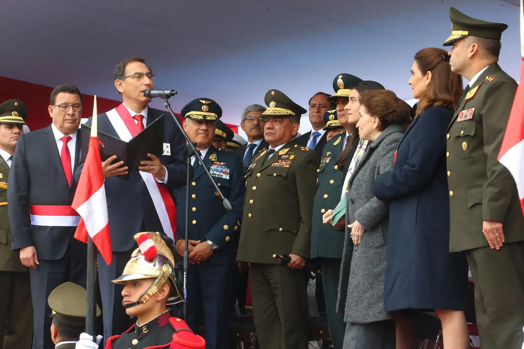 El presidente Martin Vizcarra, participa en la ceremonia por el 138.° aniversario de la Batalla de Arica y de Renovación del Juramento de Fidelidad a la Bandera, que se realiza en la Plaza Bolognesi. Foto: ANDINA/Prensa Presidencia