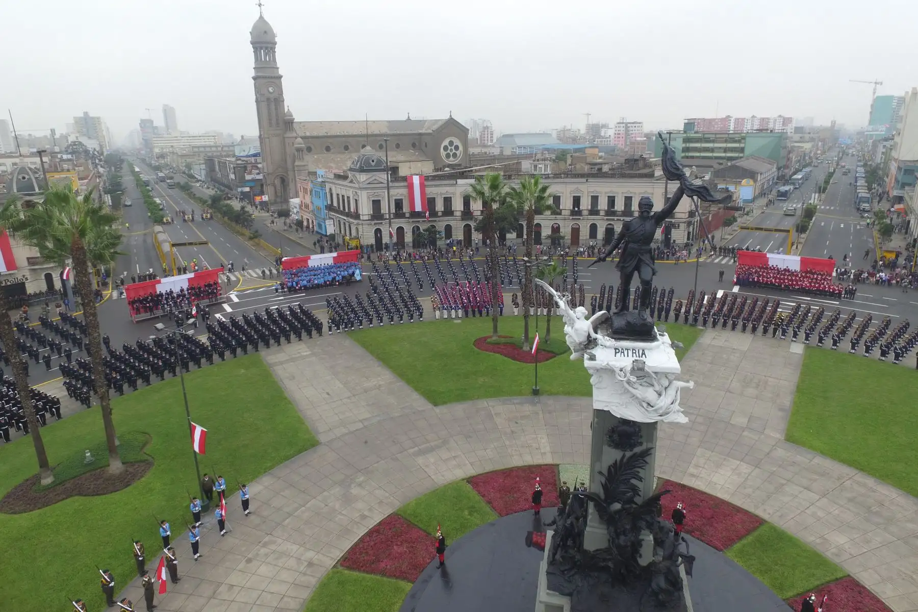 El presidente Martin Vizcarra, participa en la ceremonia por el 138.° aniversario de la Batalla de Arica y de Renovación del Juramento de Fidelidad a la Bandera, que se realiza en la Plaza Bolognesi. Foto: ANDINA/Prensa Presidencia