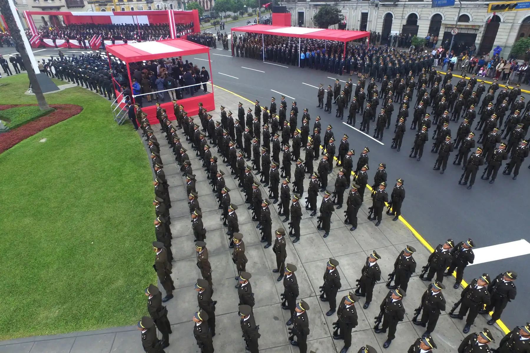 El presidente Martin Vizcarra, participa en la ceremonia por el 138.° aniversario de la Batalla de Arica y de Renovación del Juramento de Fidelidad a la Bandera, que se realiza en la Plaza Bolognesi. Foto: ANDINA/Daniel Bracamonte