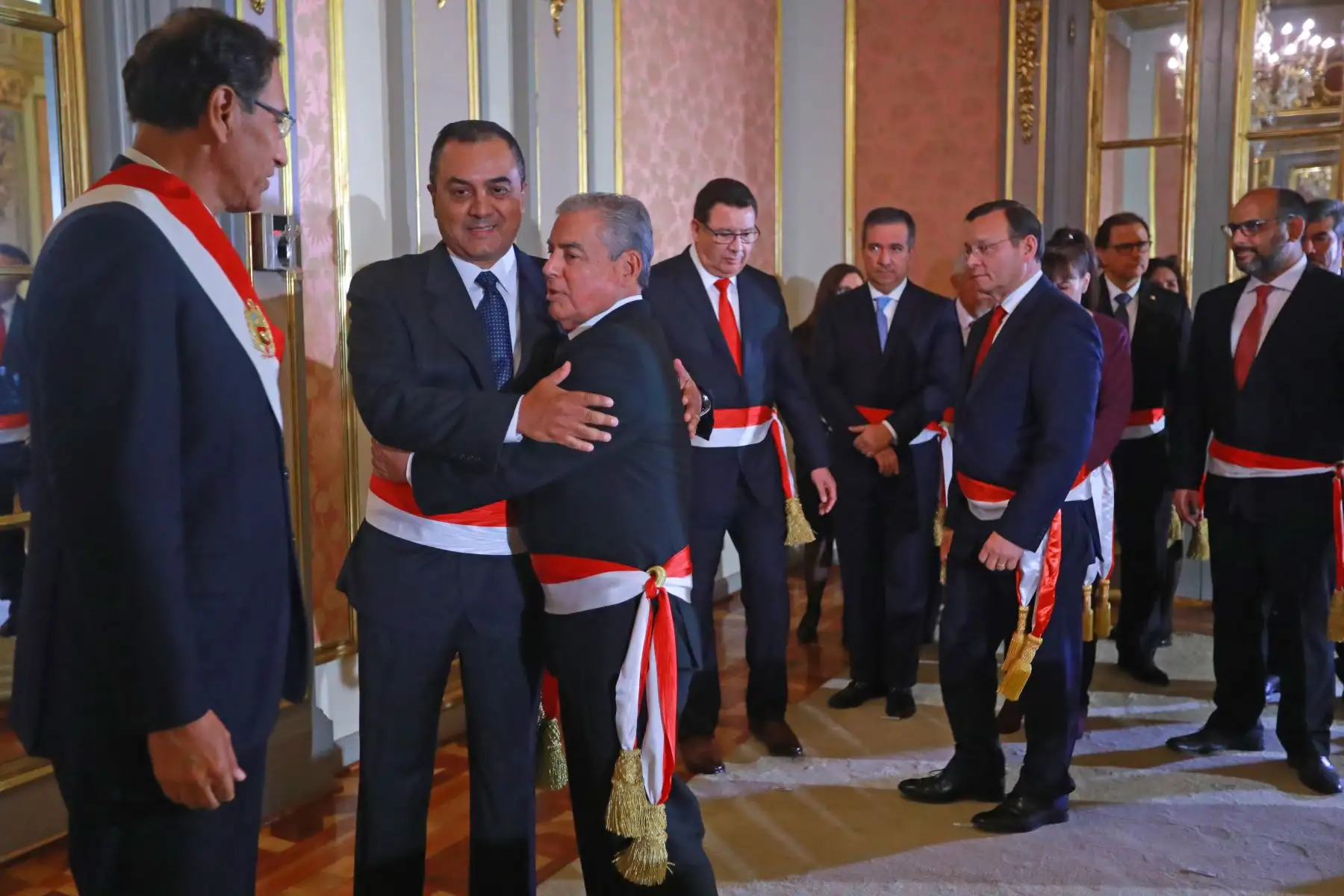 El presidente Martín Vizcarra tomó juramento a Carlos Oliva Neyra como nuevo ministro de Economía Finanzas en una ceremonia llevada a cabo en Palacio de Gobierno.Foto: ANDINA/Prensa Presidencia