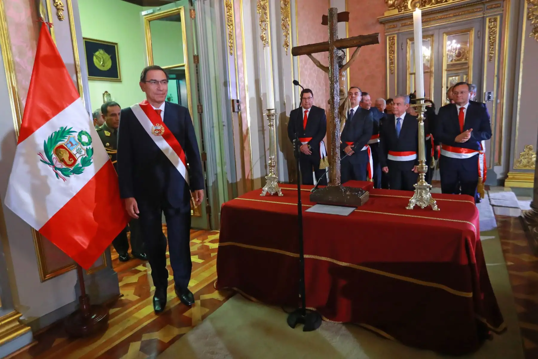El presidente Martín Vizcarra tomó juramento a Carlos Oliva Neyra como nuevo ministro de Economía Finanzas en una ceremonia llevada a cabo en Palacio de Gobierno.Foto: ANDINA/Prensa Presidencia