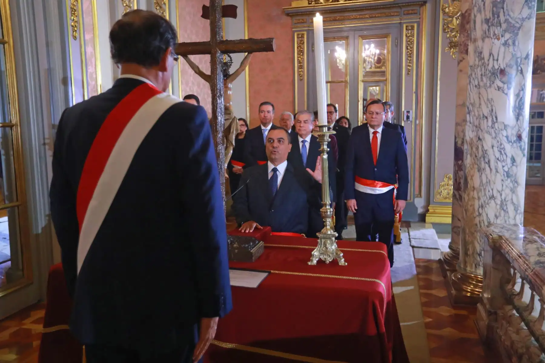 El presidente Martín Vizcarra tomó juramento a Carlos Oliva Neyra como nuevo ministro de Economía Finanzas en una ceremonia llevada a cabo en Palacio de Gobierno.Foto: ANDINA/Prensa Presidencia