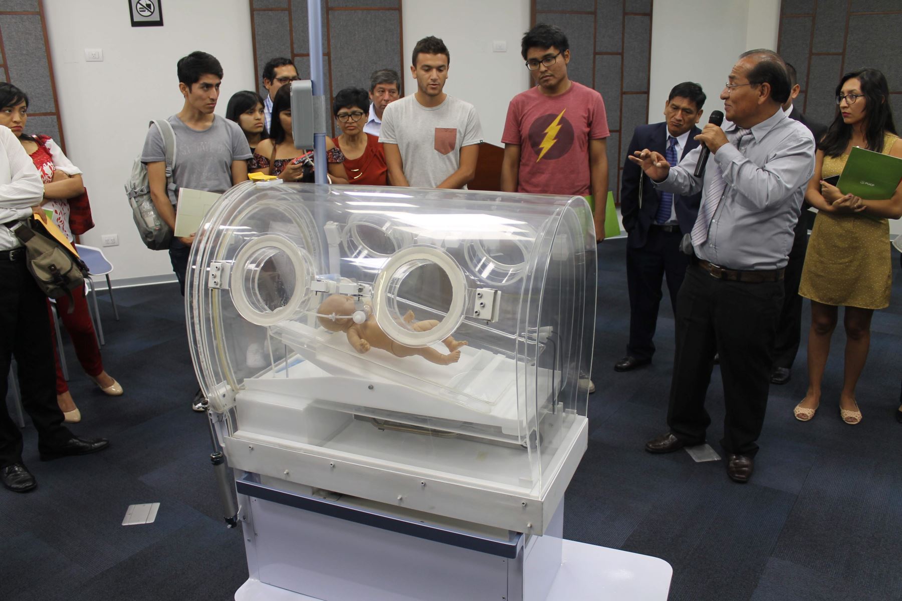 Científicos de la U. Católica crean incubadora portátil para salvar vidas de recién nacidos. Foto: Andina/Difusión