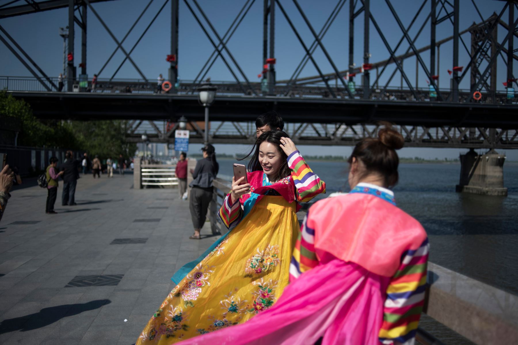Turistas chinas posan con trajes típicos coreanos en Dandong Foto: AFP