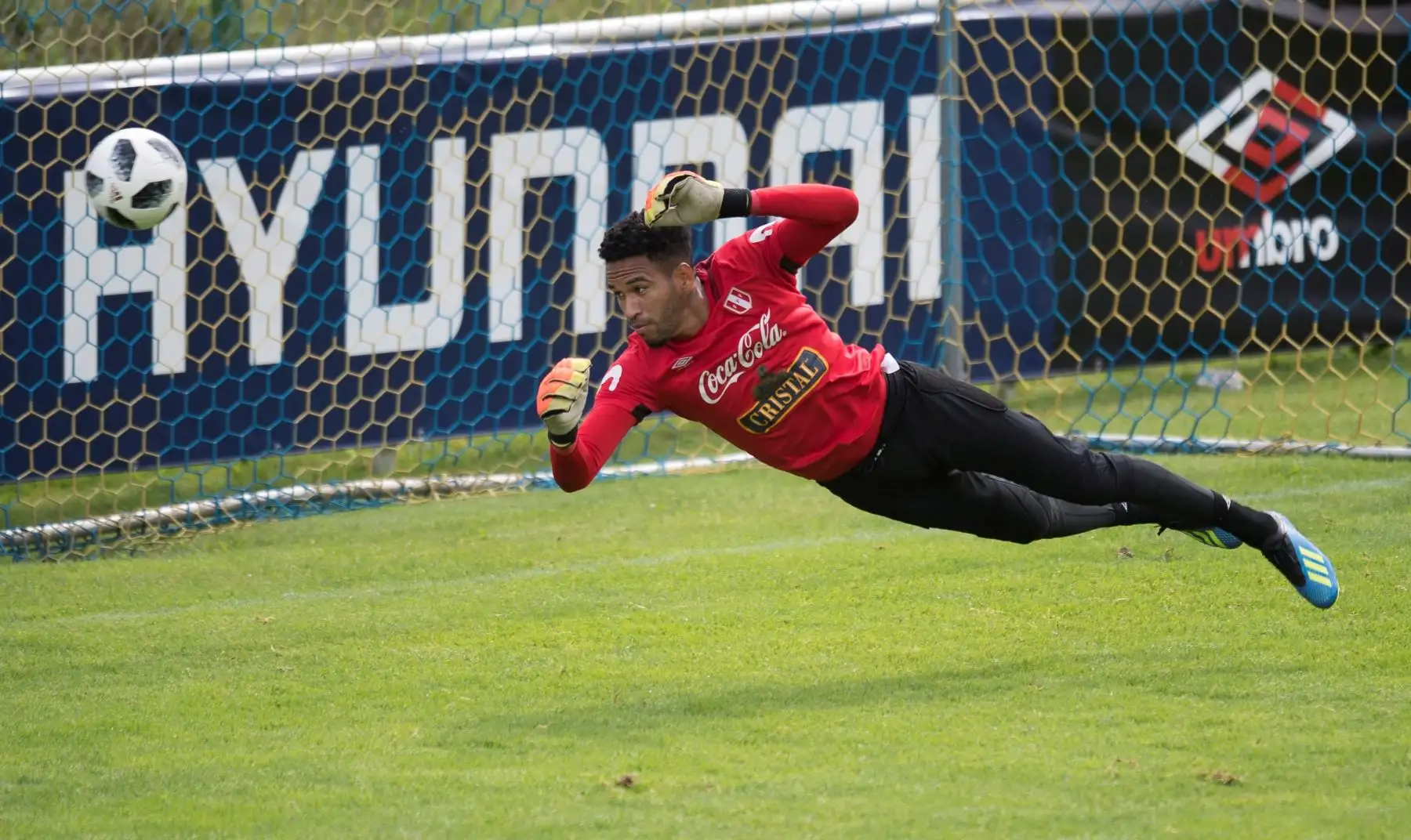 El portero peruano Pedro Gallese participa en un entrenamiento de su selección en Schruns, Austria.Foto: EFE