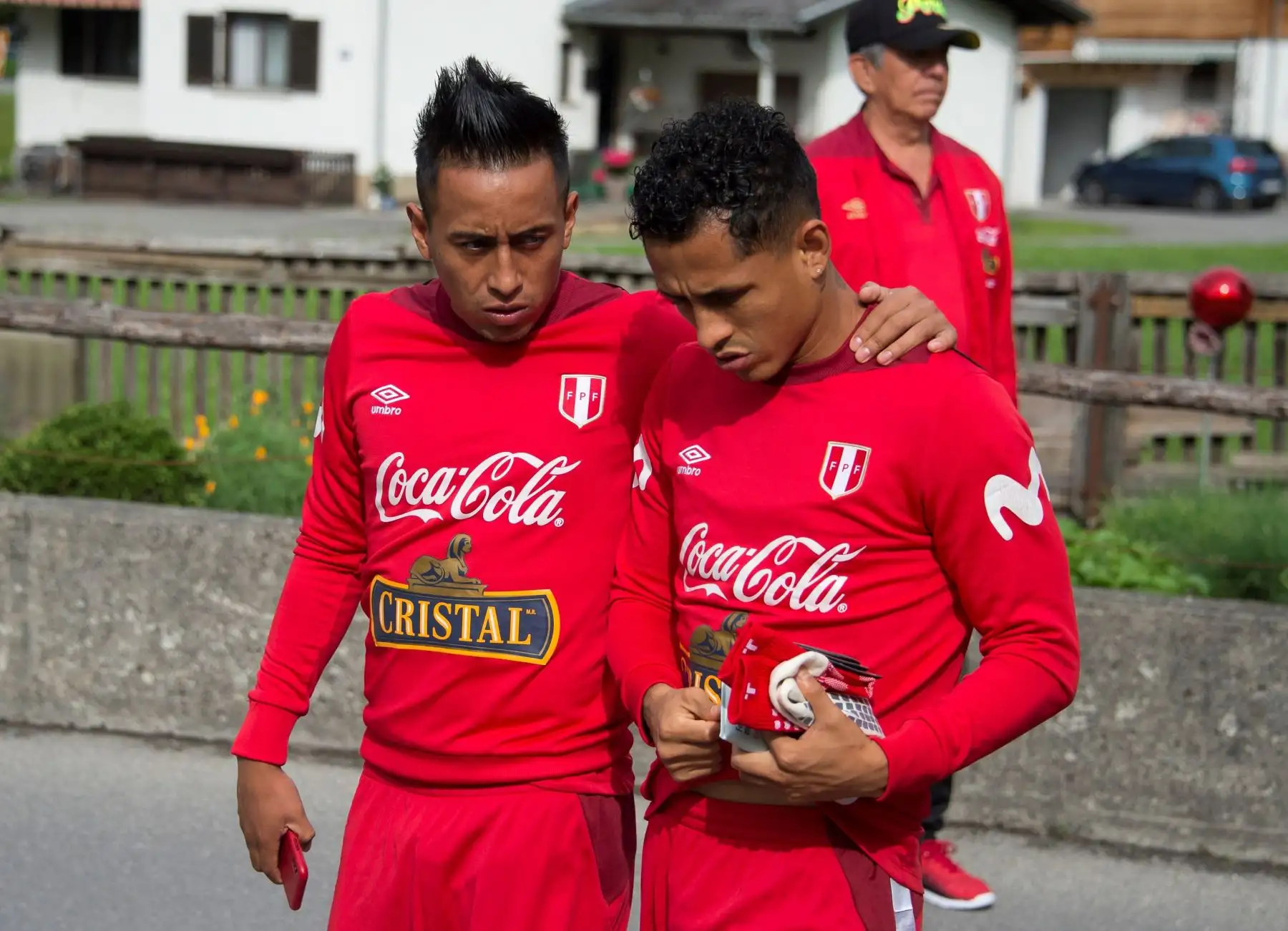 Los centrocampistas peruanos Christian Cueva (i) y Yoshimar Yotún participan en un entrenamiento de su selección en Schruns, Austria.Foto: EFE