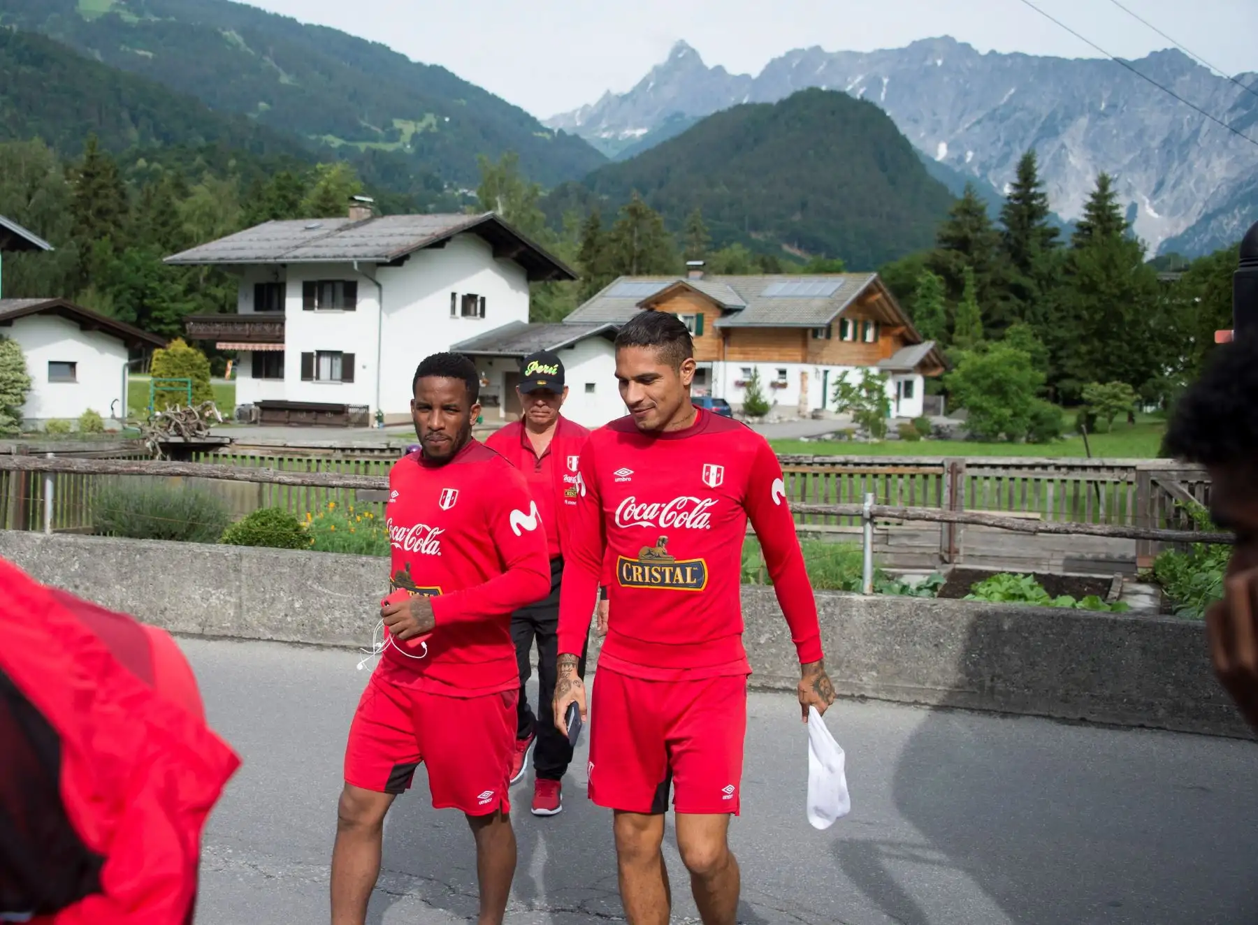 El delantero peruano Jefferson Farfán (i) y el delantero Paolo Guerrero a su llegada para participar en un entrenamiento de su selección en Schruns, Austria.Foto: EFE