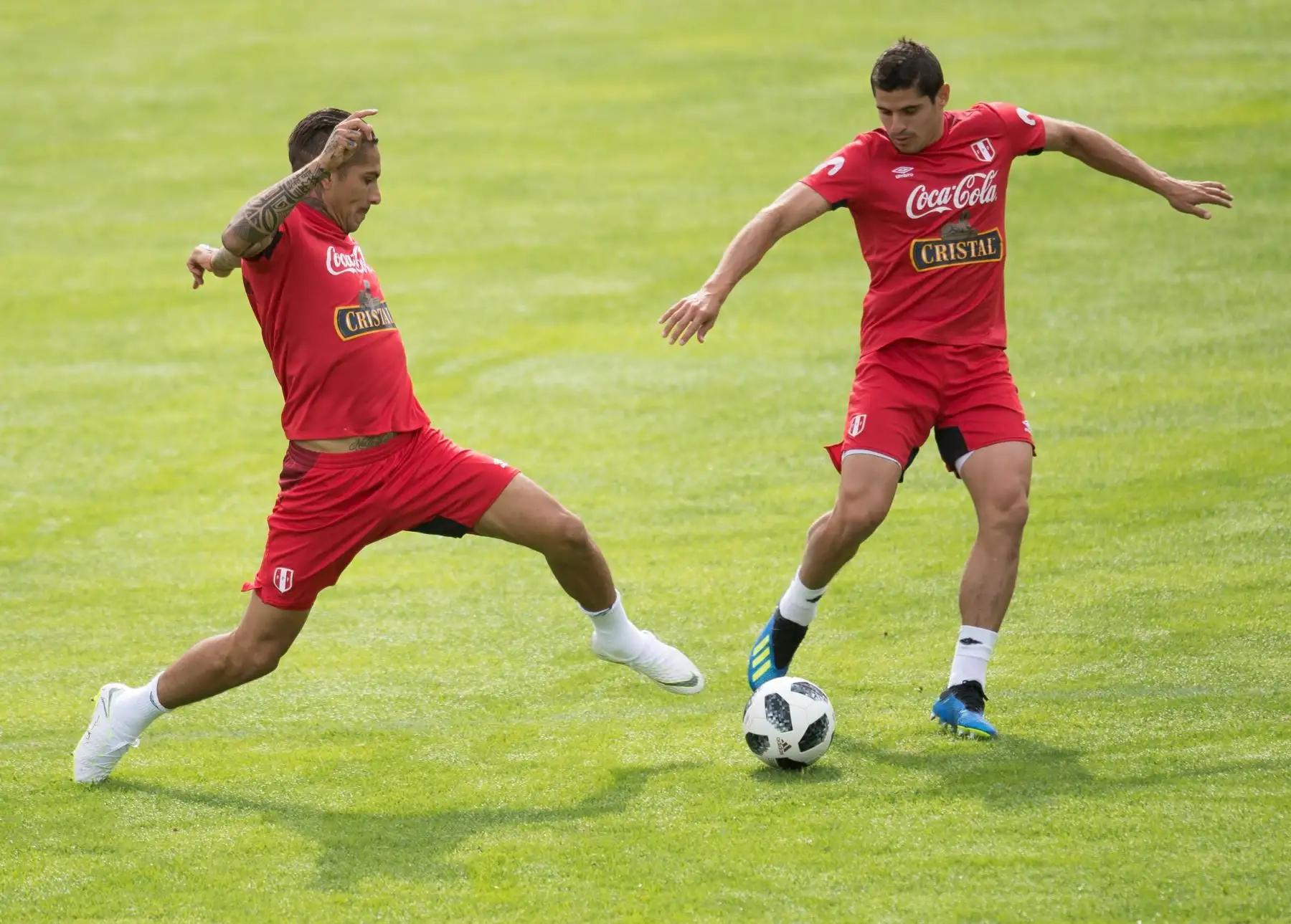 El delantero peruano Paolo Guerrero (i) juega contra el defensa Aldo Corzo durante un entrenamiento de su selección en Schruns, Austria.Foto: EFE