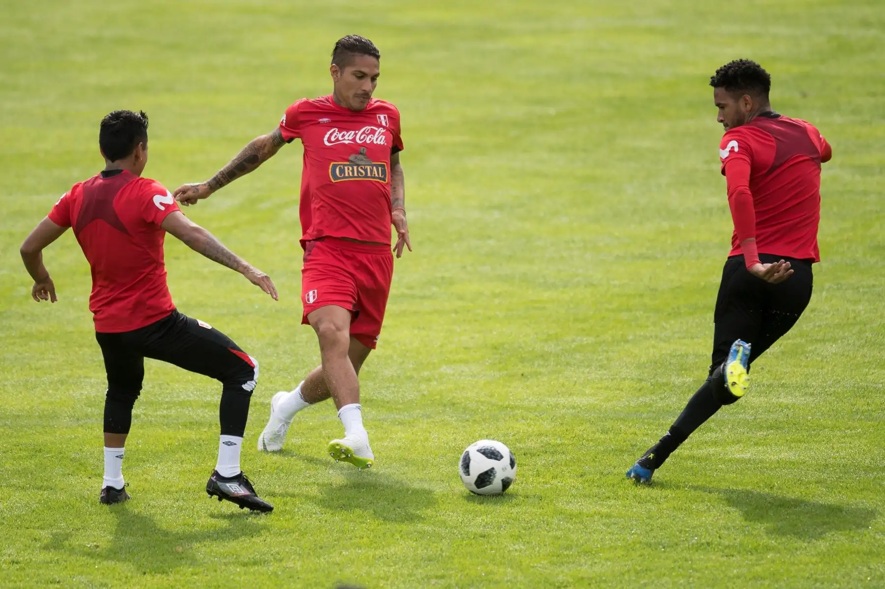 El delantero peruano Paolo Guerrero (c) participa en un entrenamiento de su selección en Schruns, Austria.Foto: EFE