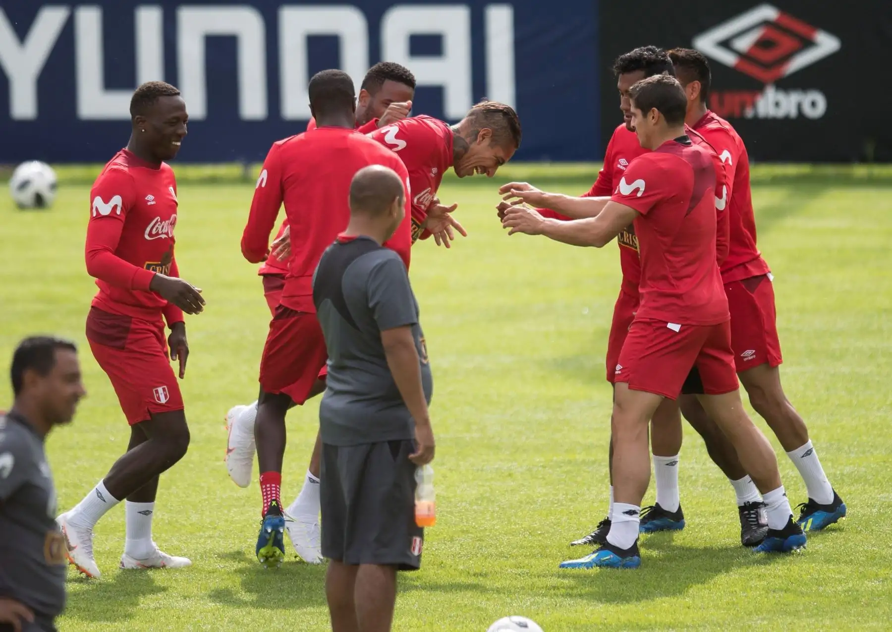 El delantero peruano Paolo Guerrero (c) participa en un entrenamiento de su selección en Schruns, Austria.Foto: EFE