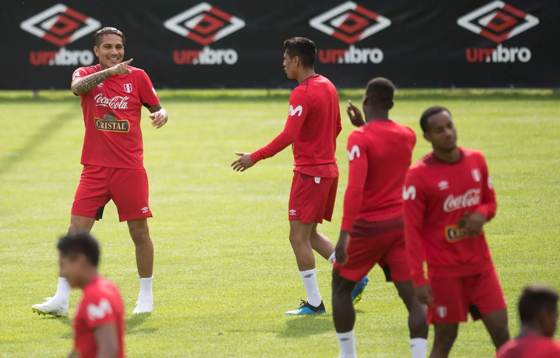 El delantero peruano Paolo Guerrero (c) participa en un entrenamiento de su selección en Schruns, Austria.Foto: EFE