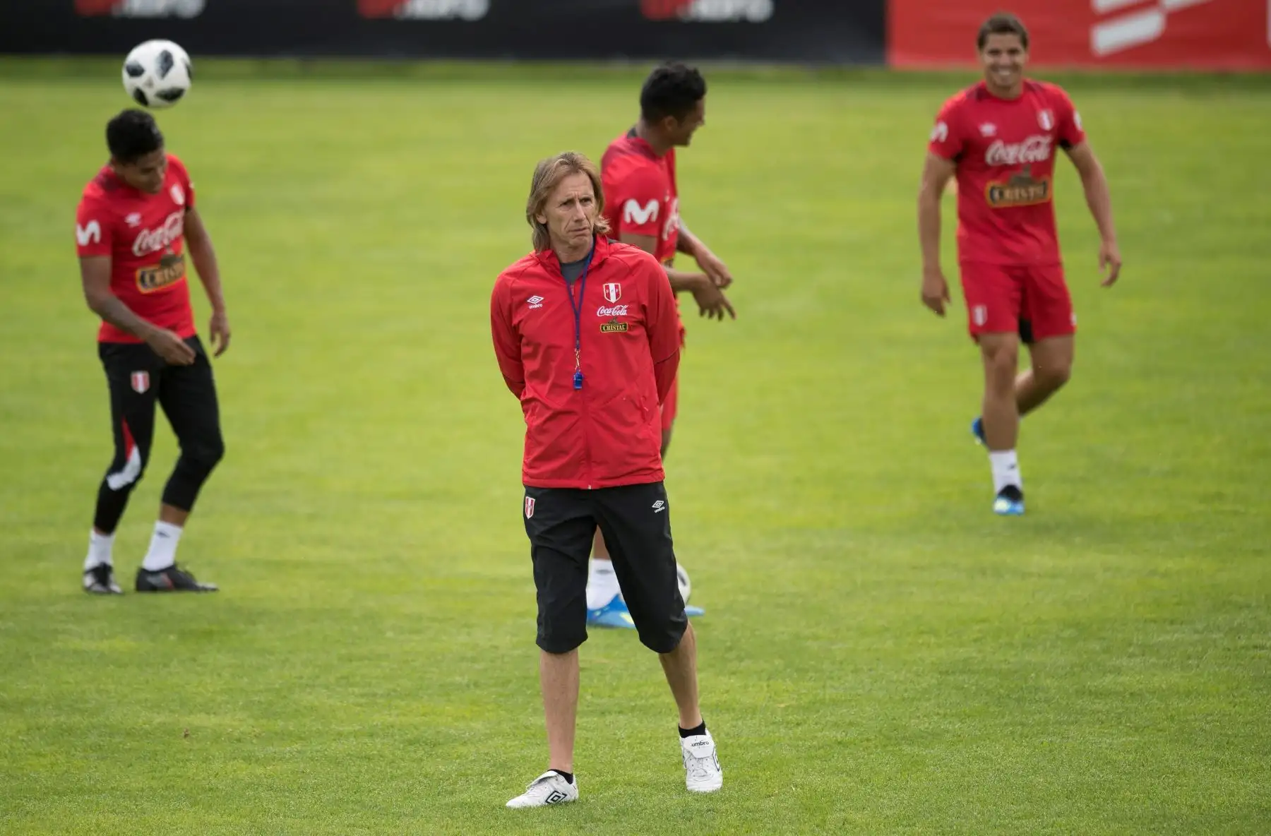 El seleccionador de Perú, Ricardo Gareca (c), dirige un entrenamiento de su selección en Schruns, Austria.Foto: EFE