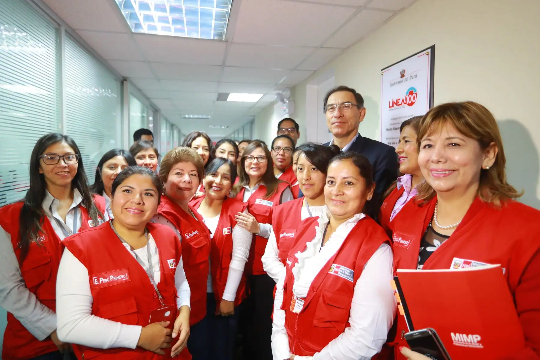 Presidente Vizcarra verifica ampliación del servicio de la Línea 100, del Ministerio de la Mujer y Poblaciones Vulnerables, que atiende casos de violencia contra la mujer.Foto: ANDINA/Prensa Presidencia