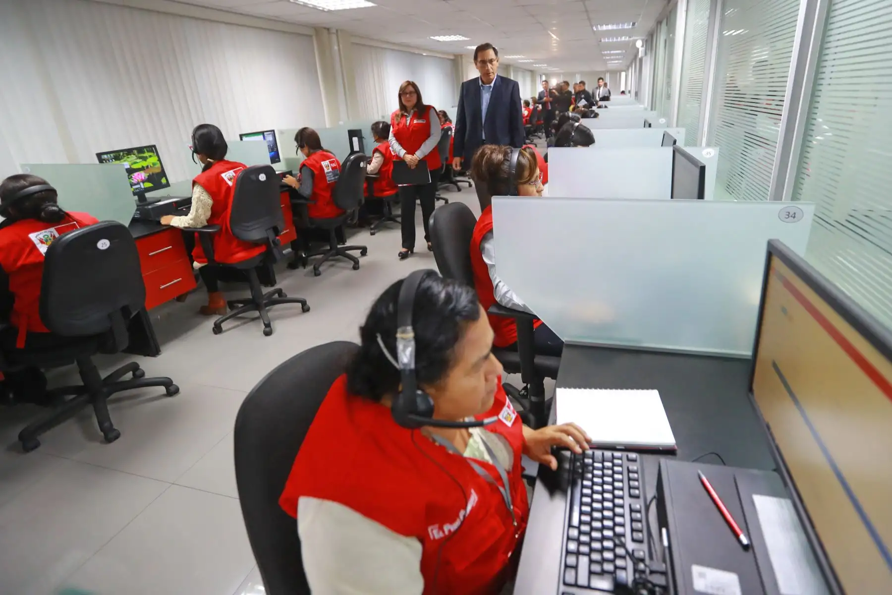 Presidente Vizcarra verifica ampliación del servicio de la Línea 100, del Ministerio de la Mujer y Poblaciones Vulnerables, que atiende casos de violencia contra la mujer.Foto: ANDINA/Prensa Presidencia