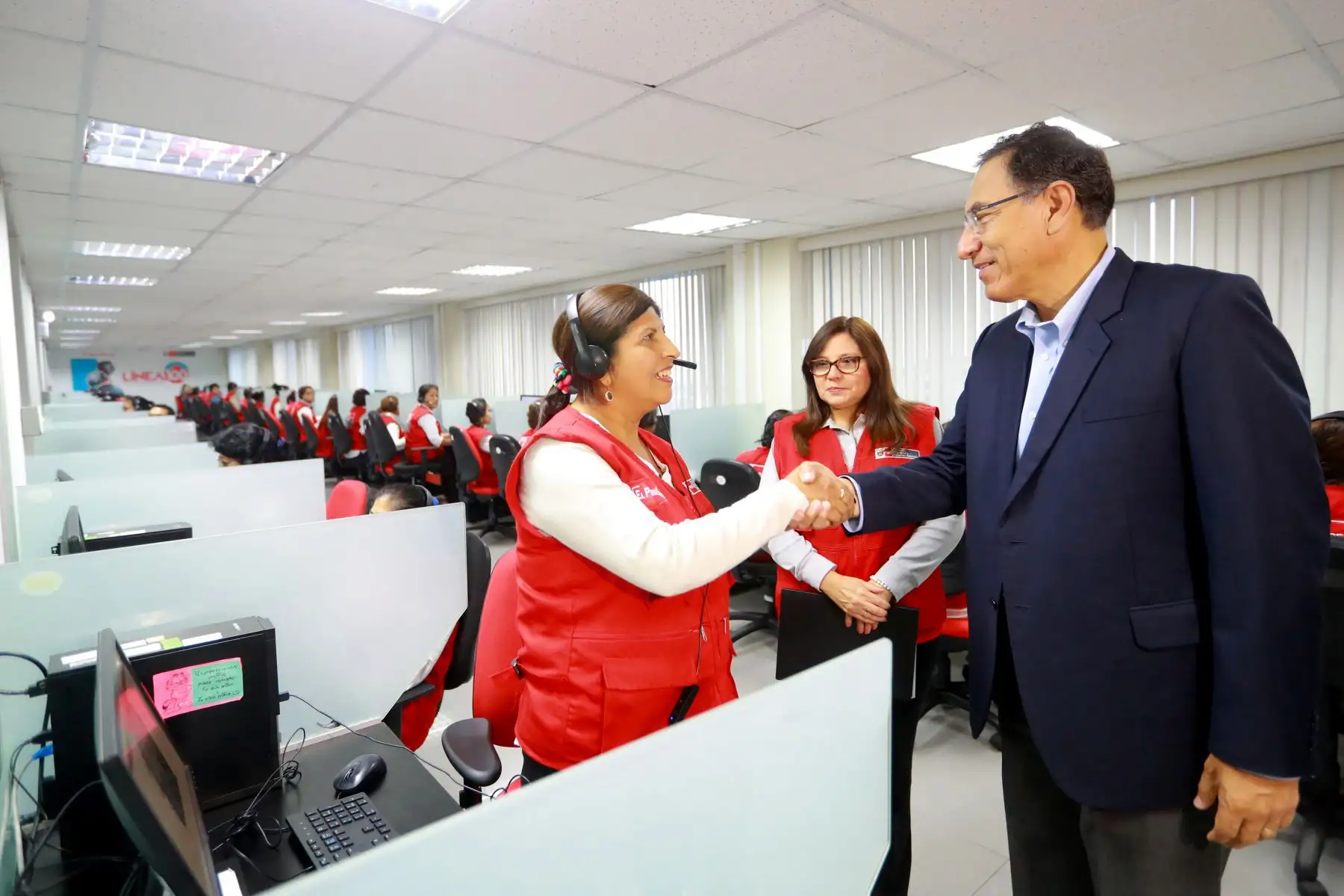 Presidente Vizcarra verifica ampliación del servicio de la Línea 100, del Ministerio de la Mujer y Poblaciones Vulnerables, que atiende casos de violencia contra la mujer.Foto: ANDINA/Prensa Presidencia