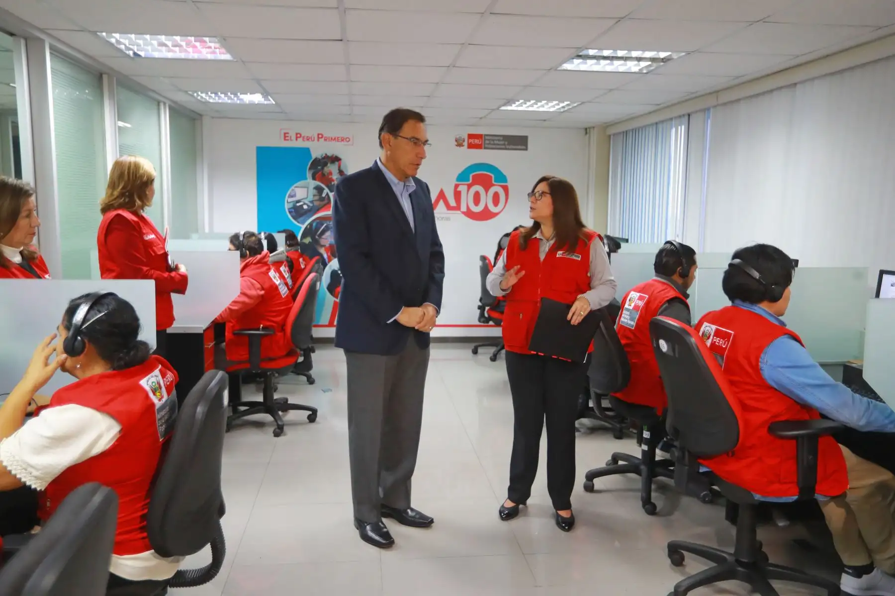 Presidente Vizcarra verifica ampliación del servicio de la Línea 100, del Ministerio de la Mujer y Poblaciones Vulnerables, que atiende casos de violencia contra la mujer.Foto: ANDINA/Prensa Presidencia