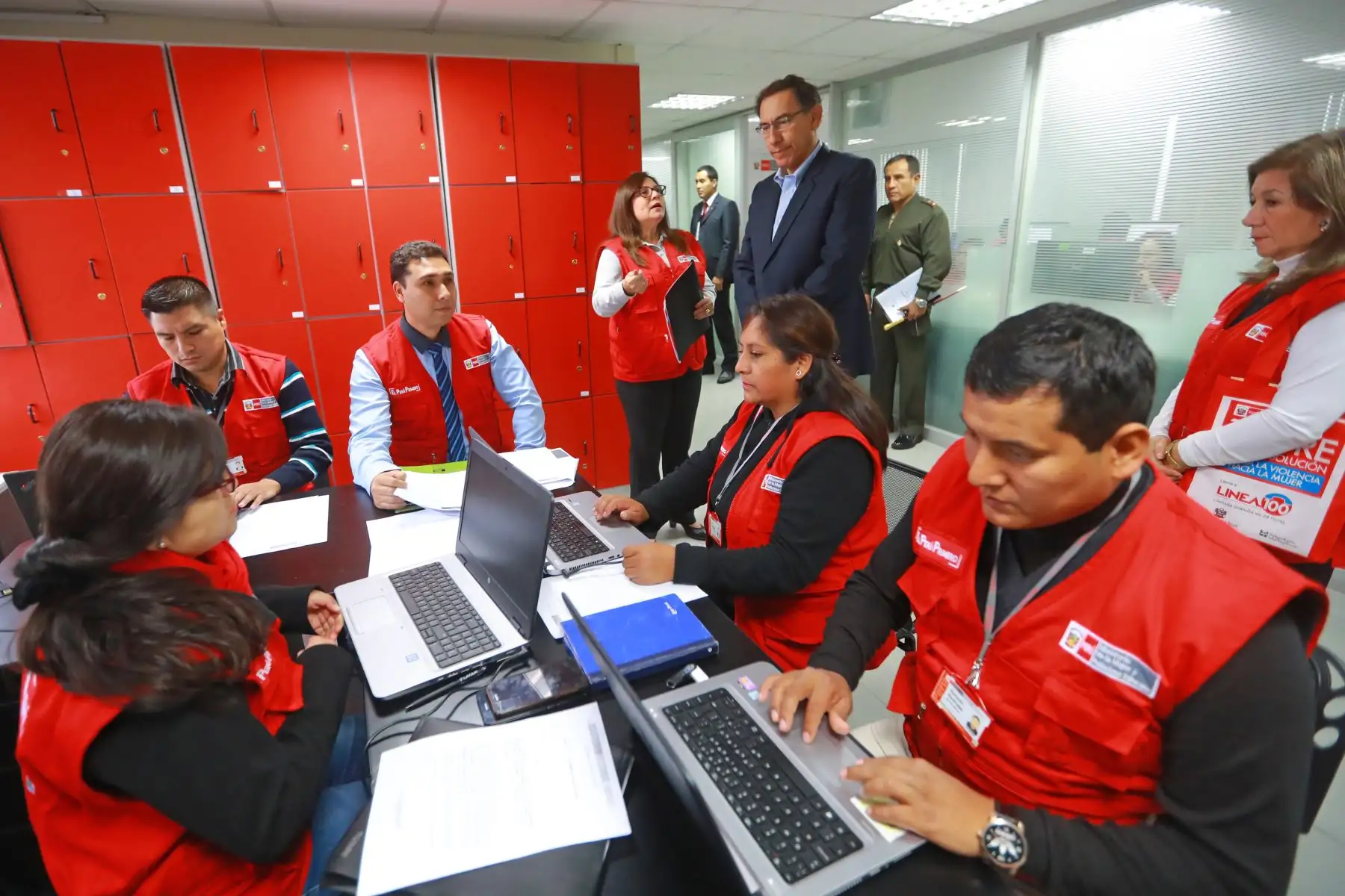 Presidente Vizcarra verifica ampliación del servicio de la Línea 100, del Ministerio de la Mujer y Poblaciones Vulnerables, que atiende casos de violencia contra la mujer.Foto: ANDINA/Prensa Presidencia