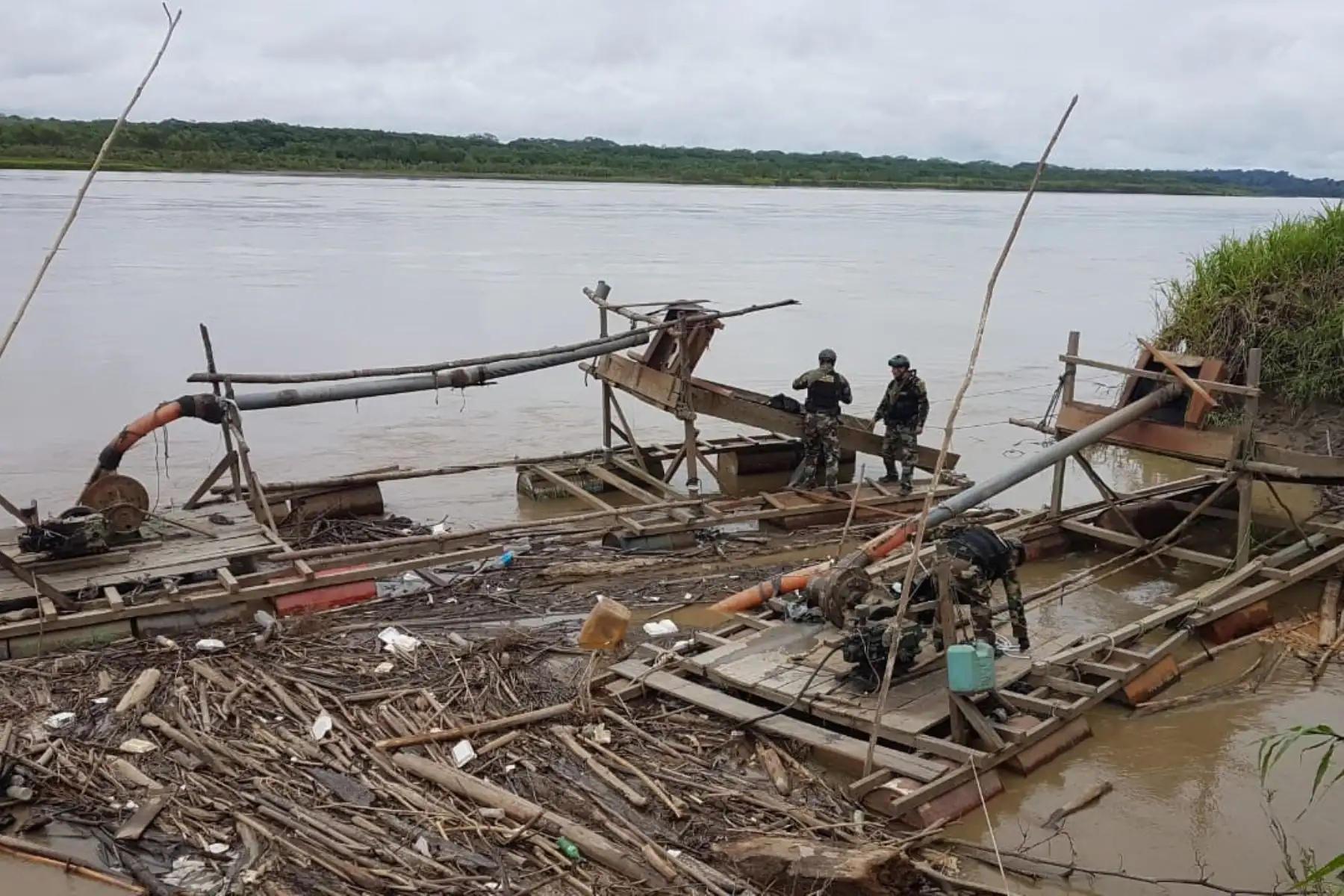 Policía Nacional destruye equipos empleados por la minería ilegal en Madre de Dios. ANDINA/Difusión