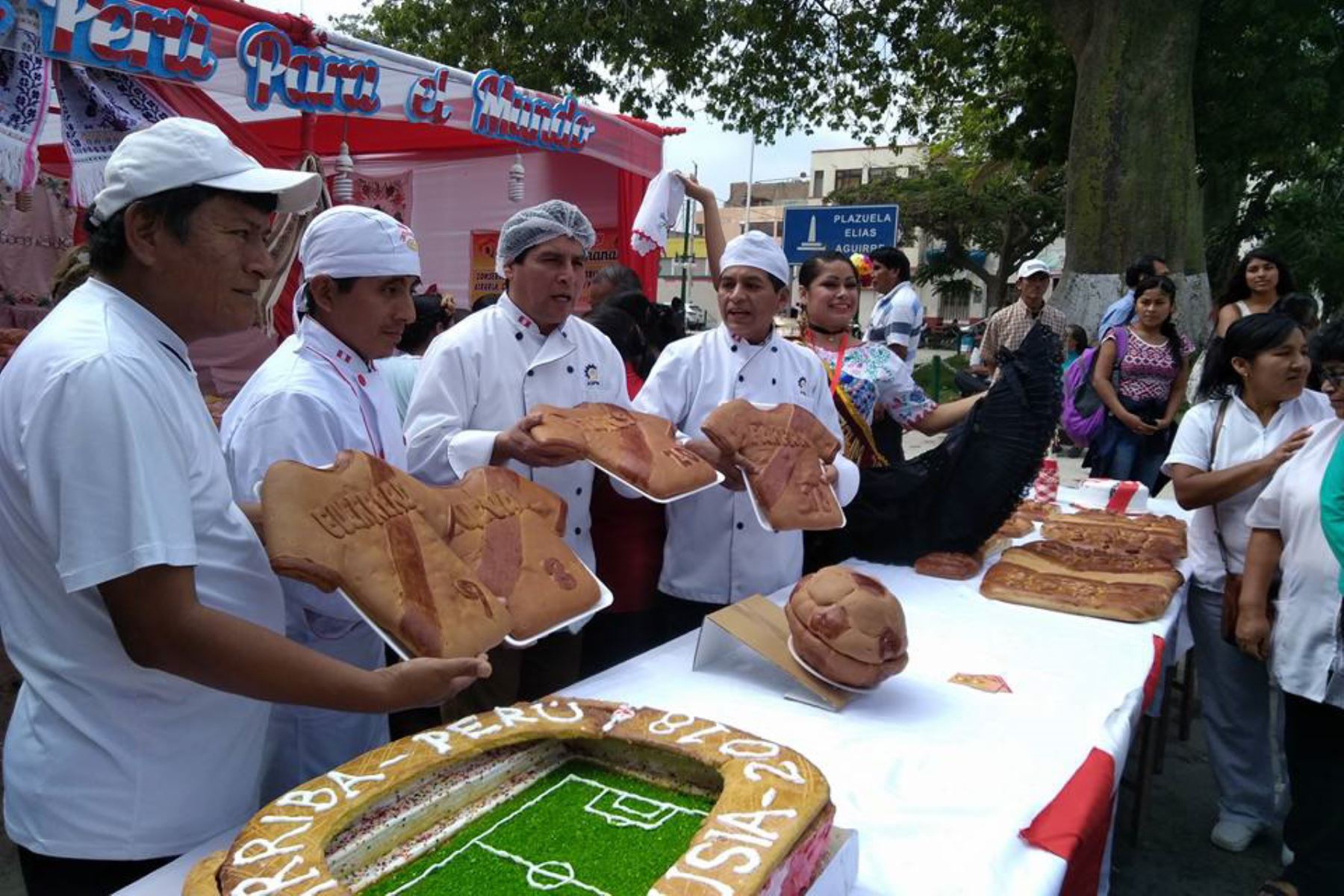 Maestros panificadores de Monsefú, en Lambayeque, elaboran panes gigantes con diseños alusivos al Mundial de Rusia 2018. Foto: ANDINA.