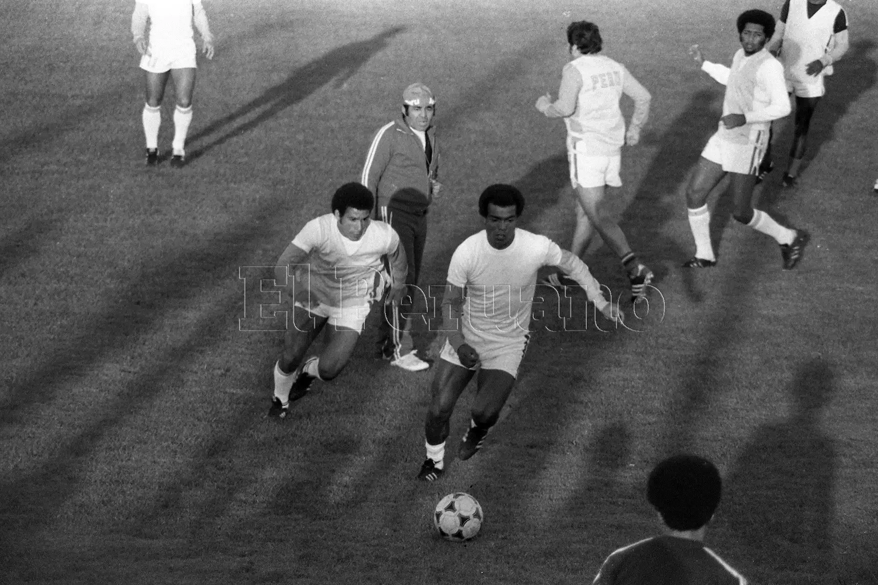 Córdoba, Argentina - 1 junio 1978  / Héctor Chumpitaz y Teófilo Cubillas en los entrenamientos de la selección peruana de fútbol previo a su debut ante Escocia en el Mundial de Argentina 78.