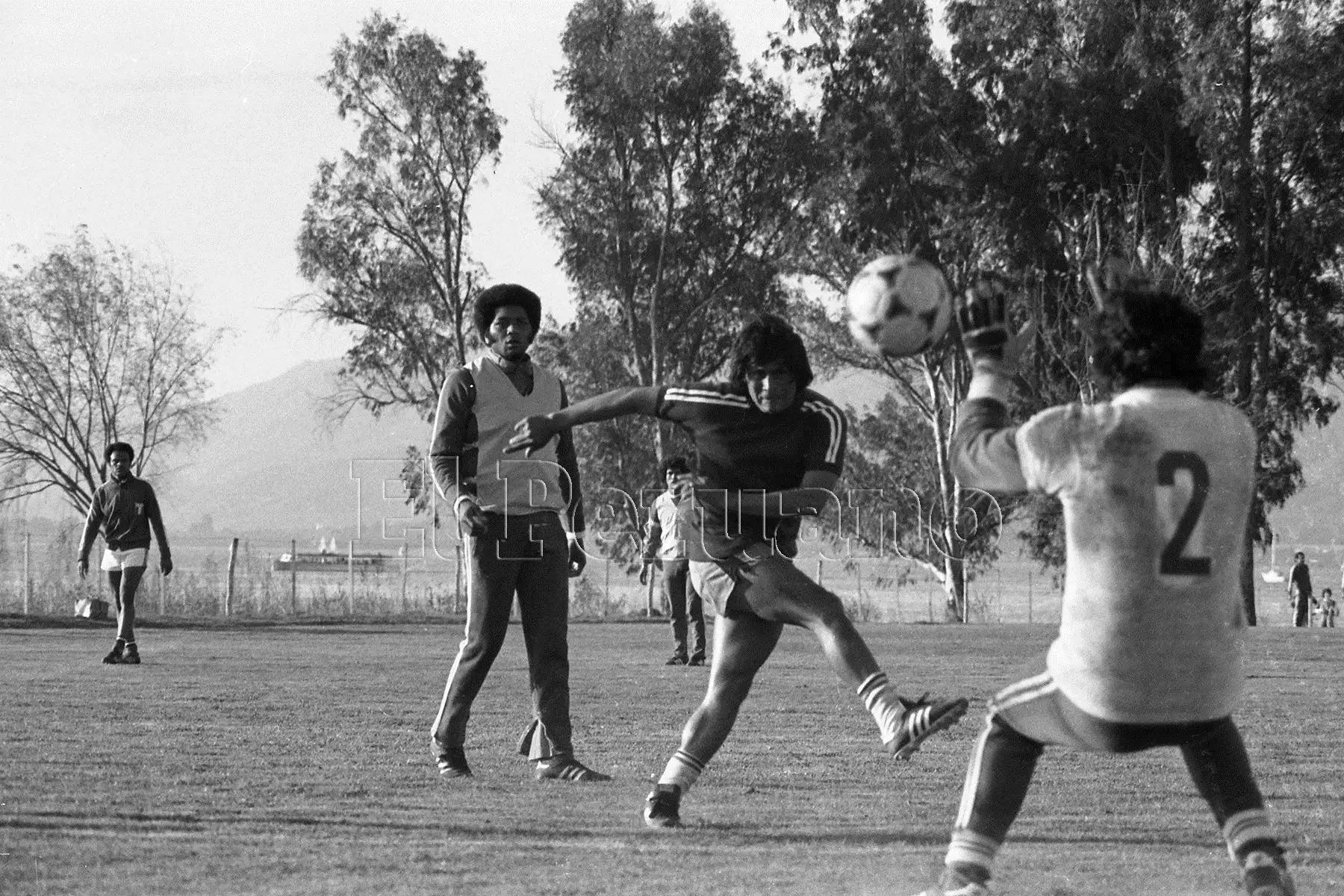 Córdoba, Argentina - 1 junio 1978  / José Velásquez, Hugo Sotil y Ramón Quiroga en los entrenamientos de la selección peruana de fútbol antes de su debut en Argentina 78. Foto:Archivo Histórico El Peruano