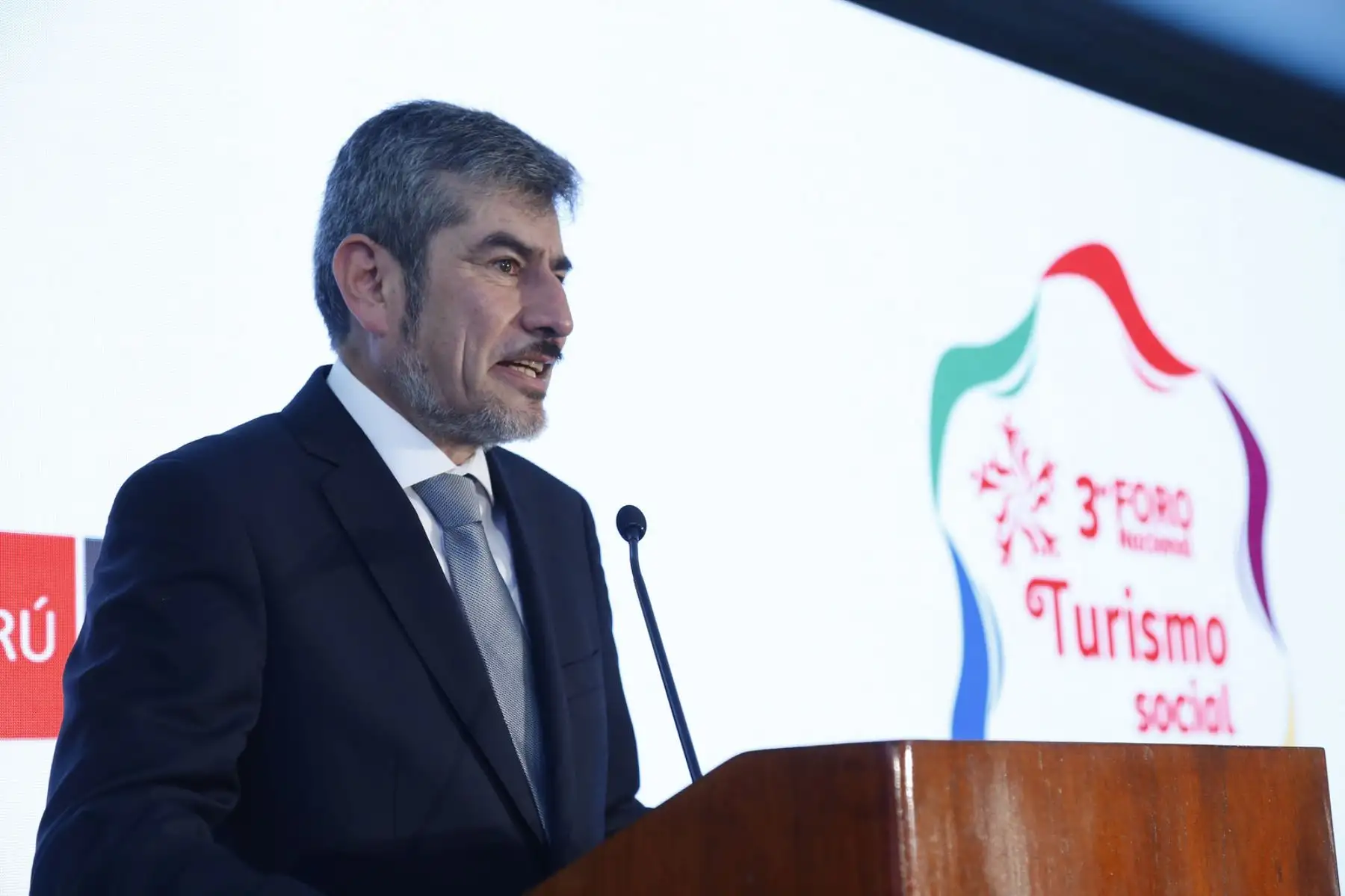 Ministro Roger Valencia durante el III Foro Nacional de Turismo Social. Cortesía