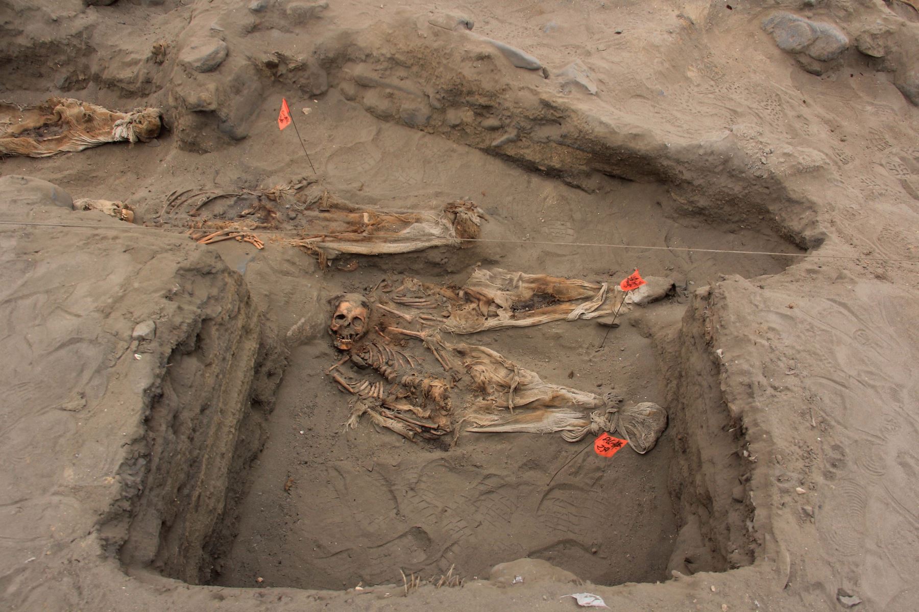 Hallan 33 restos óseos de niños sacrificados por los chimúes en la huaca La Cruz, ubicada en el distrito de Huanchaco, provincia de Trujillo.. ANDINA/Luis Puell.