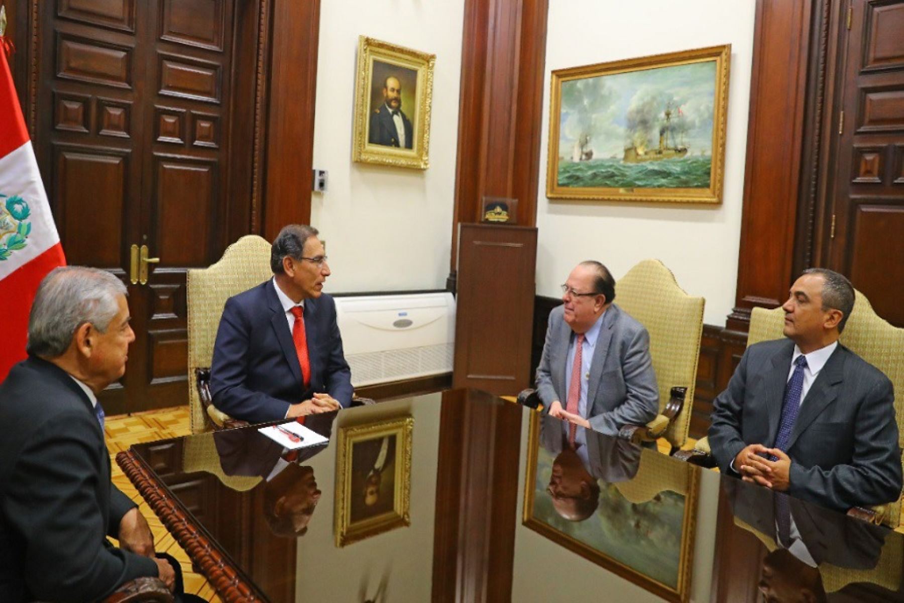 Reunión del presidente Martín Vizcarra con el ministro de Economía, Carlos Oliva. Asistieron también el jefe del Gabinete, Cesar Villanueva; y el director del BCR, Julio Velarde.
