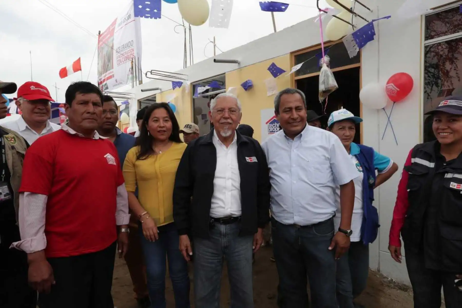 El ministro de Vivienda, Construcción y Saneamiento, Javier Piqué del Pozo, estimó que para fin de año se tendrá el 90% de las 39,000 viviendas en sitio propio que se requieren para los damnificados por El Niño Costero.