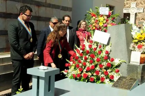 Autoridades de la municipalidad del Cusco y la Empresa Municipal de Festejos del Cusco (Emufec) rindieron homenaje póstumo a Humberto Vidal Unda, Faustino Espinoza Navarro y otros creadores de la celebración del Inti Raymi, en la plaza La Almudena del distrito cusqueño de Santiago.