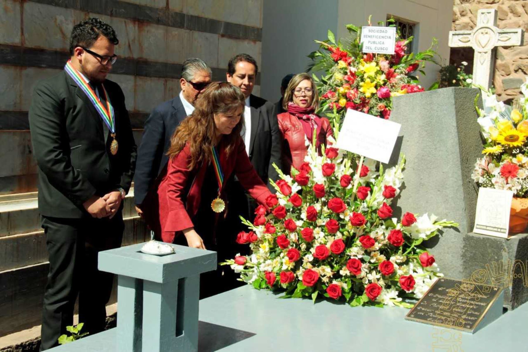 Autoridades de la municipalidad del Cusco y la Empresa Municipal de Festejos del Cusco (Emufec) rindieron homenaje póstumo a Humberto Vidal Unda, Faustino Espinoza Navarro y otros creadores de la celebración del Inti Raymi, en la plaza La Almudena del distrito cusqueño de Santiago.