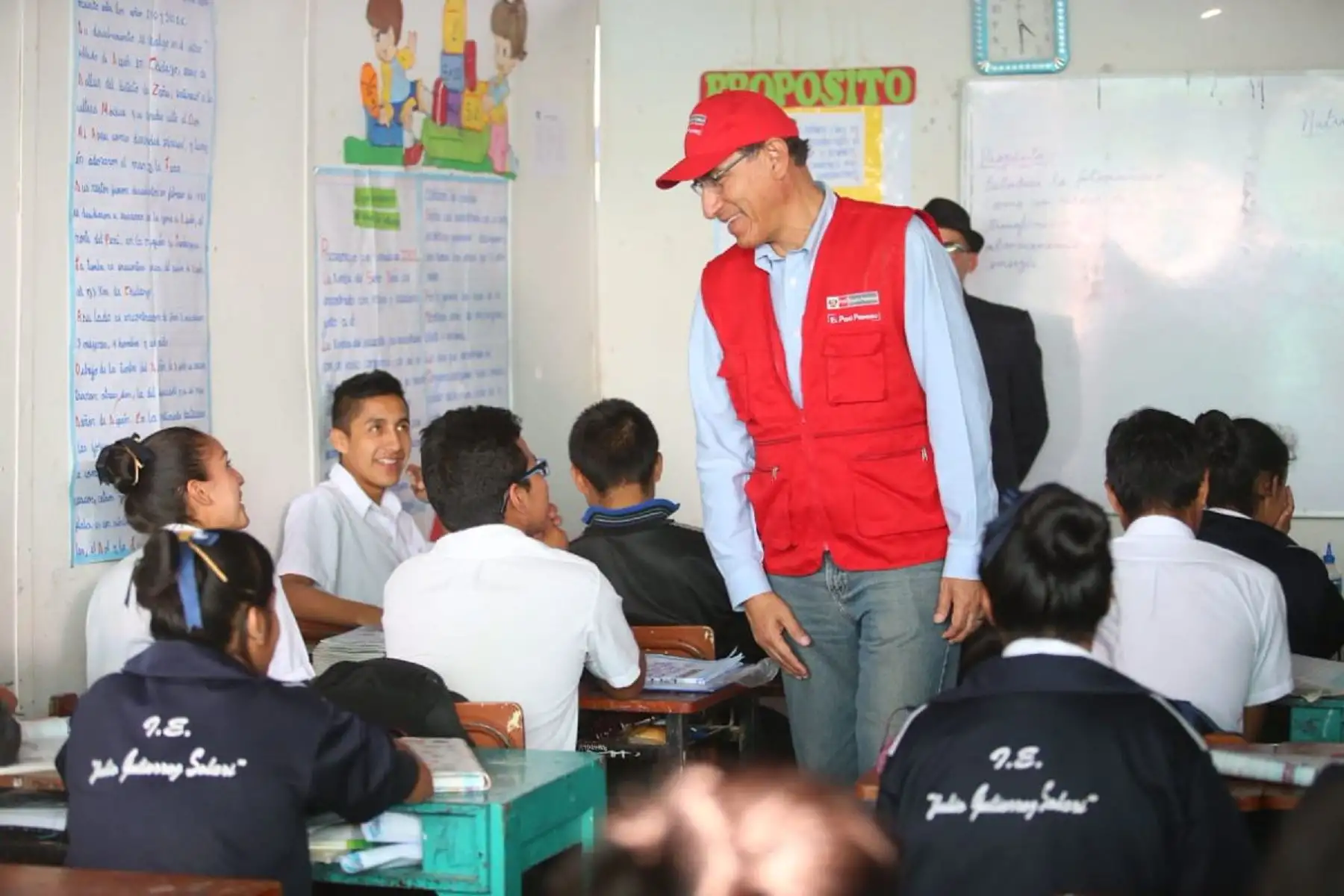 Presidente de la República, Martín Vizcarra en colegio de La Libertad. Foto: Presidencia.