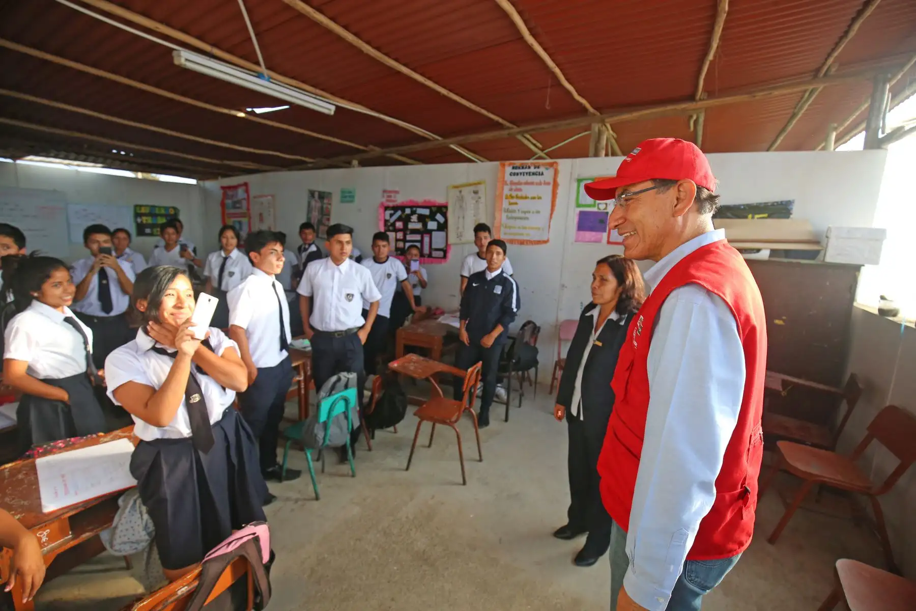 Presidente  Martin Vizcarra inspeccionó las obras de mejoramiento de la Institución Educativa Julio Gutiérrez en Huanchaco. Foto:ANDINA/Prensa Presidencia