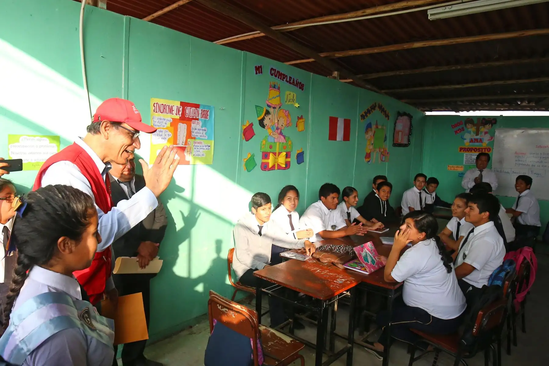 Presidente  Martin Vizcarra inspeccionó las obras de mejoramiento de la Institución Educativa Julio Gutiérrez en Huanchaco. Foto:ANDINA/Prensa Presidencia