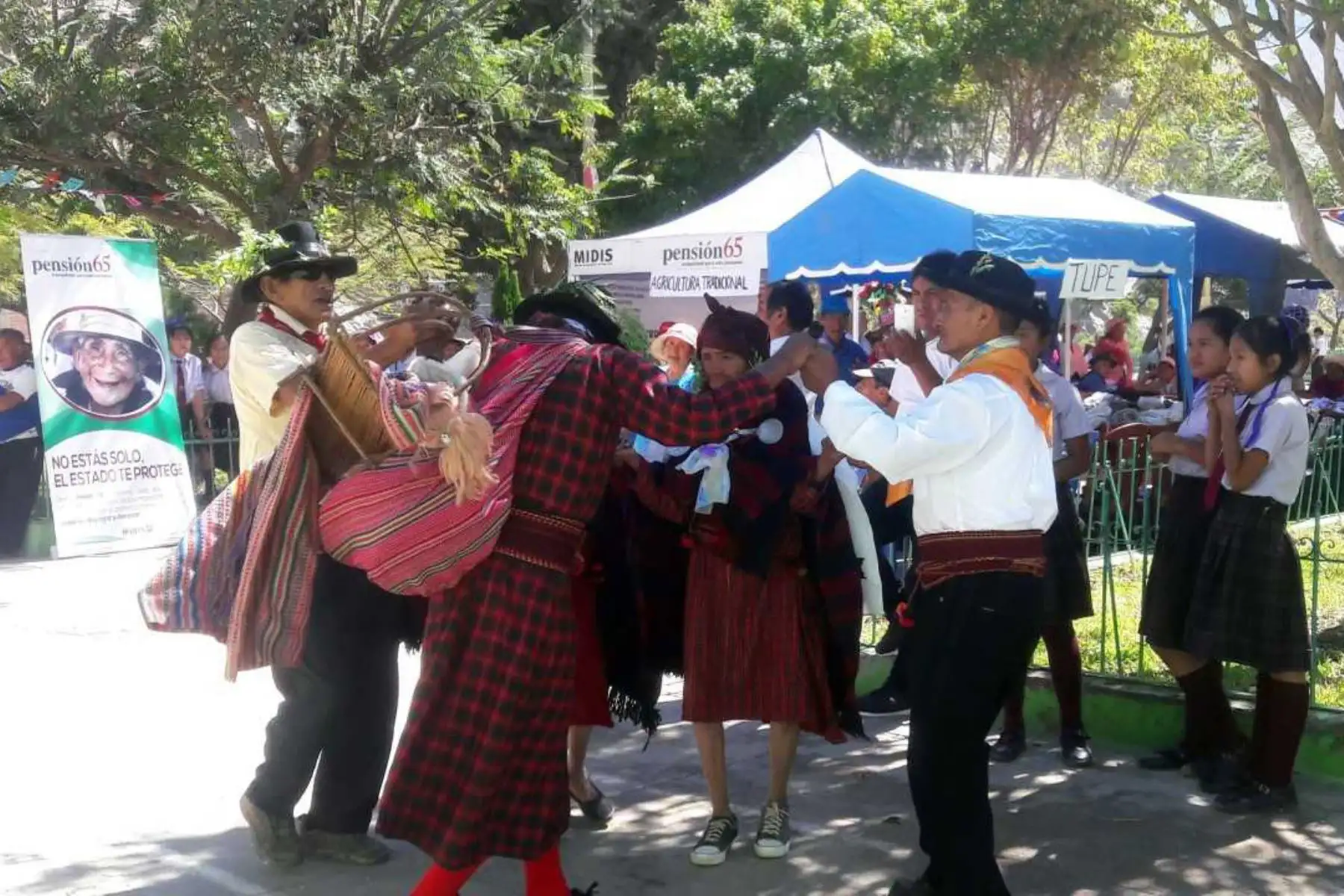 El cauqui, una lengua casi extinta que solo se habla en el pueblo de Cachuy, distrito de Catahuasi, en la provincia de Yauyos, región Lima, fue puesta en práctica por escolares y 25 usuarios del Programa Nacional de Asistencia Solidaria Pensión 65, convirtiéndose en la principal atracción del II Encuentro de Saberes Productivos Catahuasi 2018.