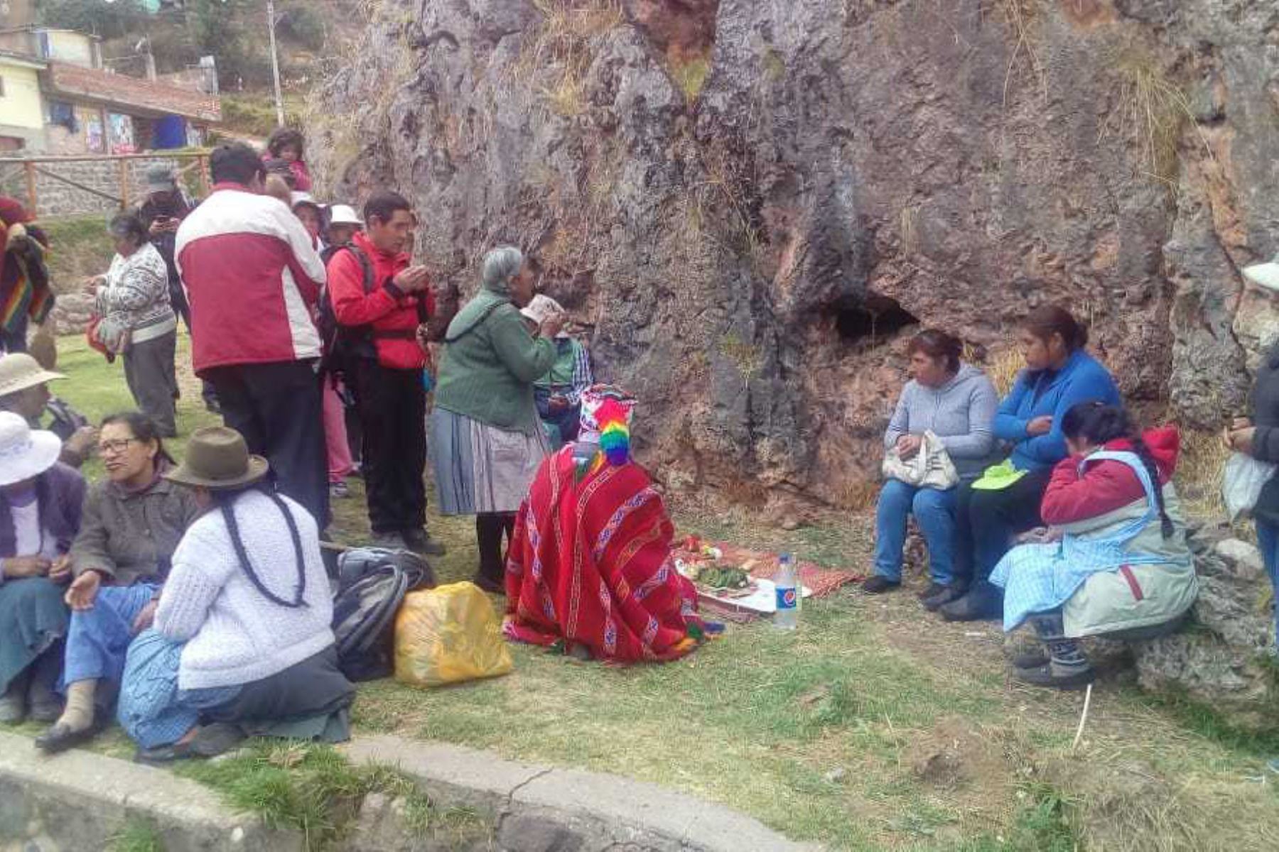 Con ocasión de las fiestas jubilares de Cusco y a fin de que la población conozca su vasto patrimonio arqueológico, representantes de la Dirección Desconcentrada de Cultura realizaron visitas guiadas a las principales huacas incas, ubicadas en el centro histórico de la ciudad imperial.
