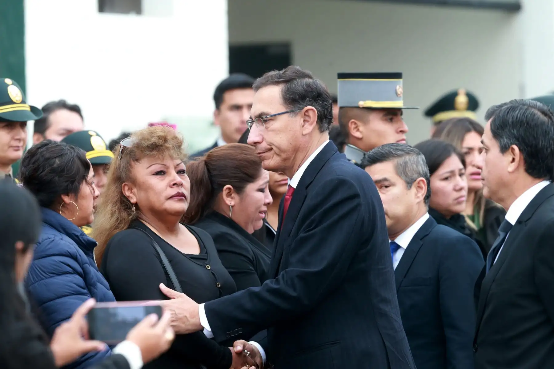 Presidente Martín Vizcarra, saluda a familiares de los policías asesinados en un ataque narcoterrorista, en el Vraem. Foto: ANDINA/Norman Córdova