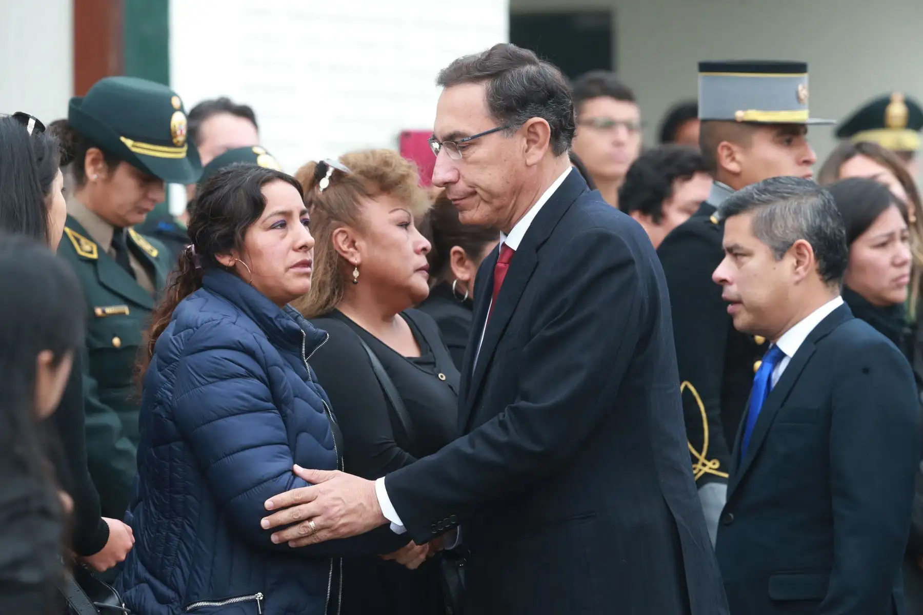 Presidente Martín Vizcarra, saluda a familiares de los policías asesinados en un ataque narcoterrorista, en el Vraem. Foto: ANDINA/Norman Córdova