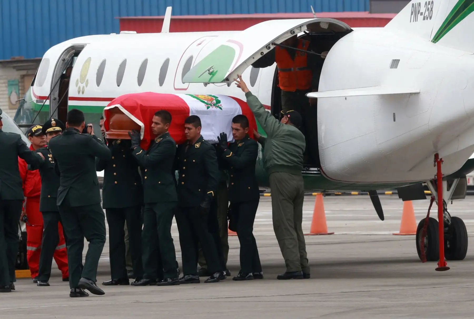 Llegada de los féretros  de los policías asesinados en un ataque narcoterrorista, en el Vraem. Foto: ANDINA/Norman Córdova