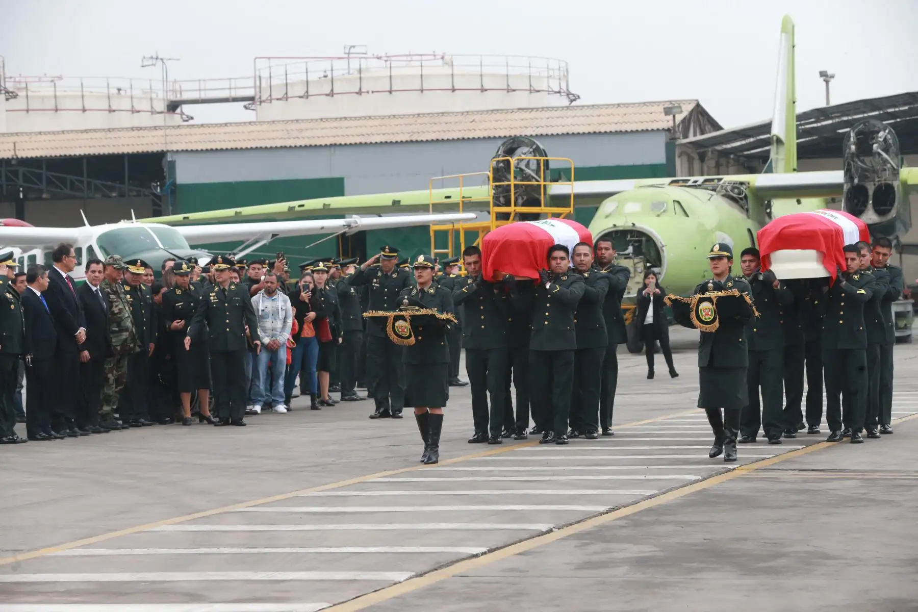 Presidente Martín Vizcarra,recibió los féretros  de los policías asesinados en un ataque narcoterrorista, en el Vraem. Foto: ANDINA/Norman Córdova
