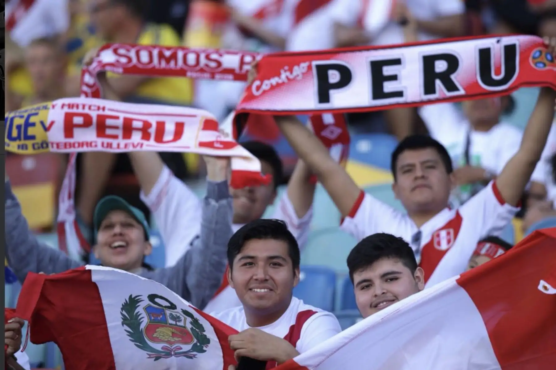 Hinchas Peruanos flamean  la bicolor durante el partido de fútbol amistoso internacional Suecia vs Perú en Gotemburgo. Foto: ANDINA/FPF