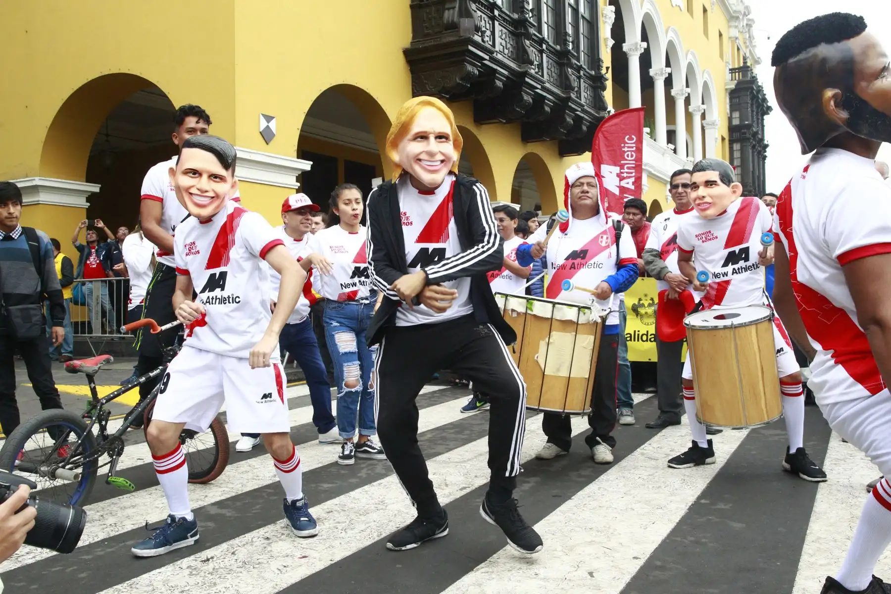 Hinchas peruanos observan el partido entre Perú y Suecia en la Plaza de Armas de Lima. Foto: ANDINA/Eddy Ramos.