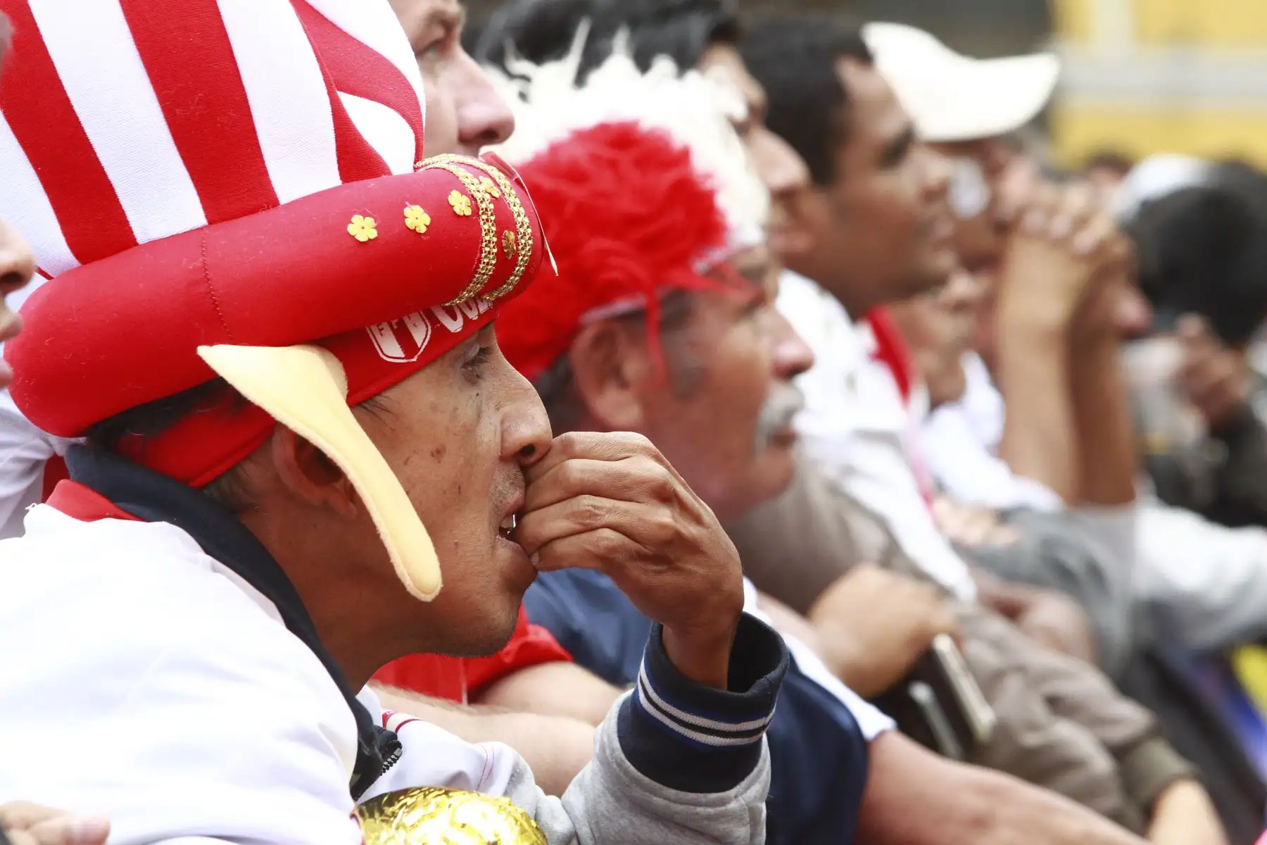 Hinchas peruanos observan el partido entre Perú y Suecia en la Plaza de Armas de Lima. Foto: ANDINA/Eddy Ramos.