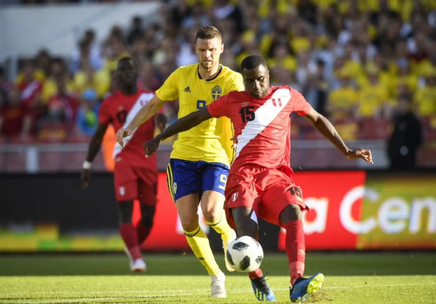 El sueco Marcus y el peruano Christian Ramos compiten por la pelota durante el partido amistoso internacional de fútbol Suecia vs Perú en Gotemburgo.Foto:AFP