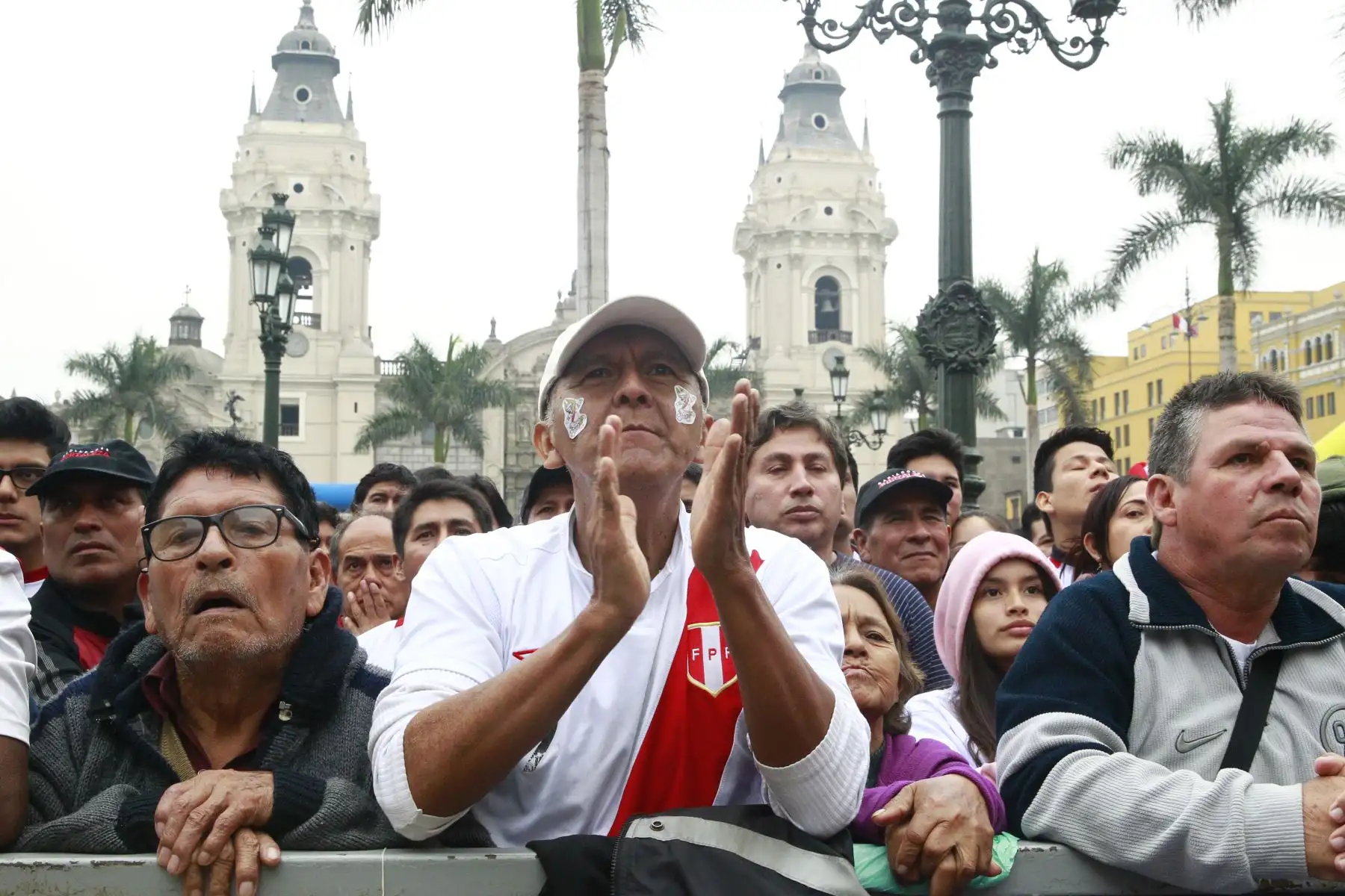 Hinchas peruanos observan el partido entre Perú y Suecia en la Plaza de Armas de Lima. Foto: ANDINA/Eddy Ramos.