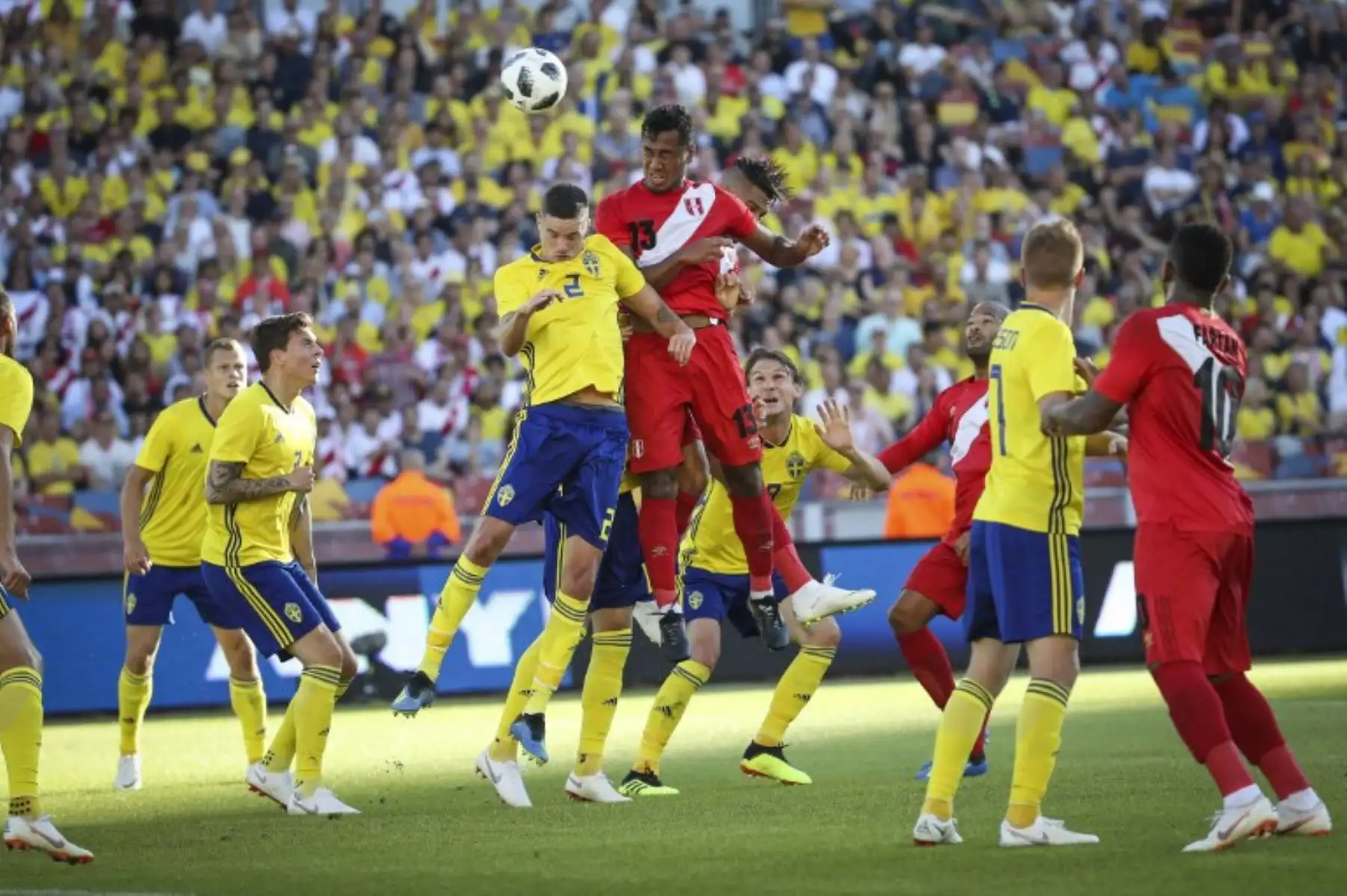 El sueco Mikael Lustig y el peruano Renato Tapia disoutan al balón durante el partido internacional amistoso de fútbol entre Suecia y Perú en Gotemburgo.Foto:AFP