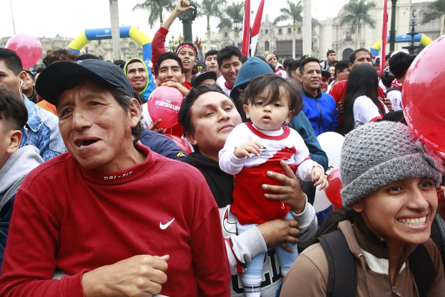 Hinchas peruanos observan el partido entre Perú y Suecia en la Plaza de Armas de Lima. Foto: ANDINA/Eddy Ramos.