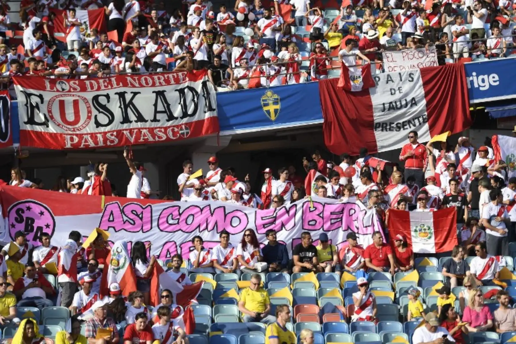 Hinchas Peruanos presente en el partido de fútbol amistoso internacional Suecia vs Perú en Gotemburgo.Foto:AFP